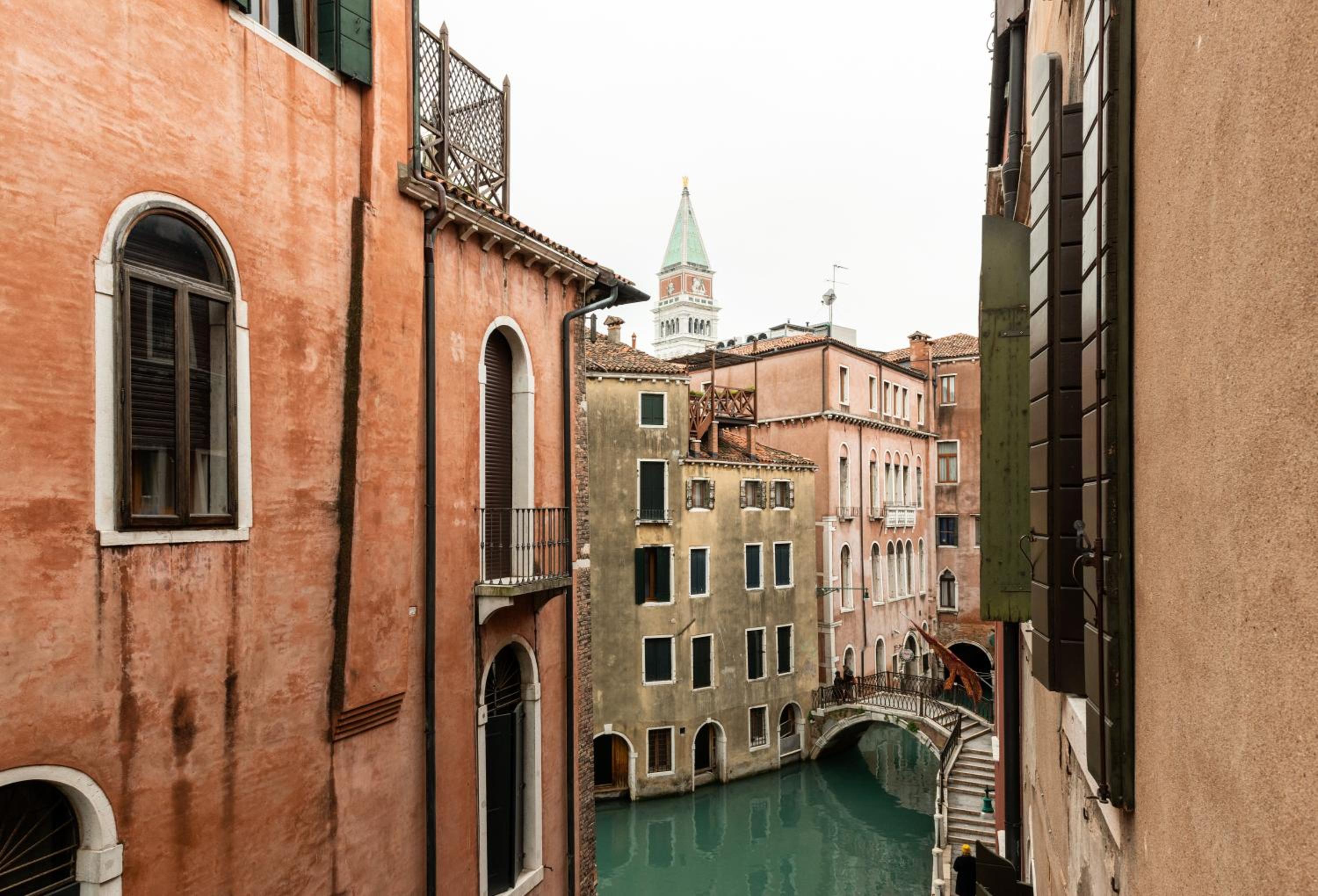 Double or Twin Room with Canal View photo 2