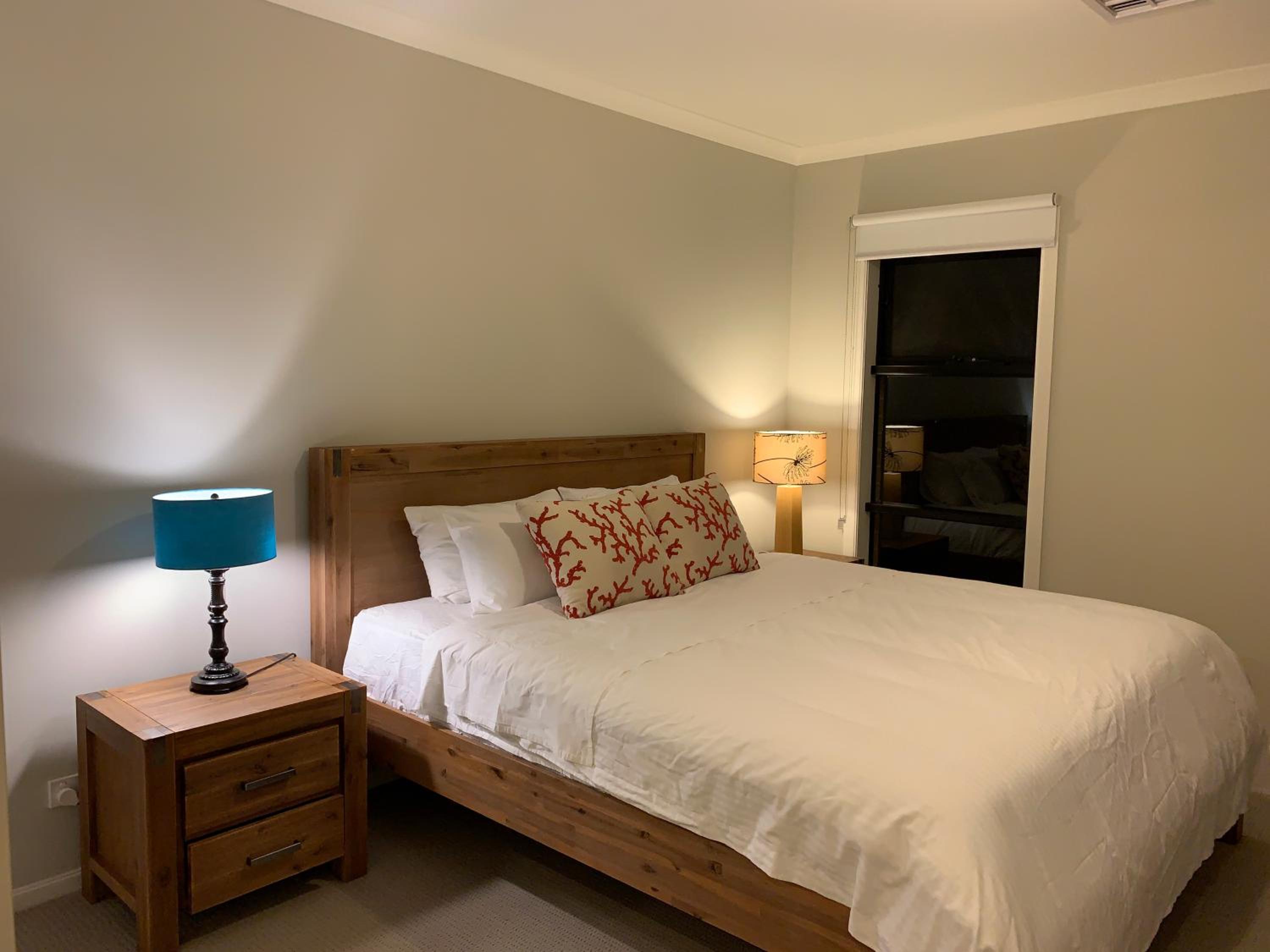 Standard King Room with Shower  - Photo 8