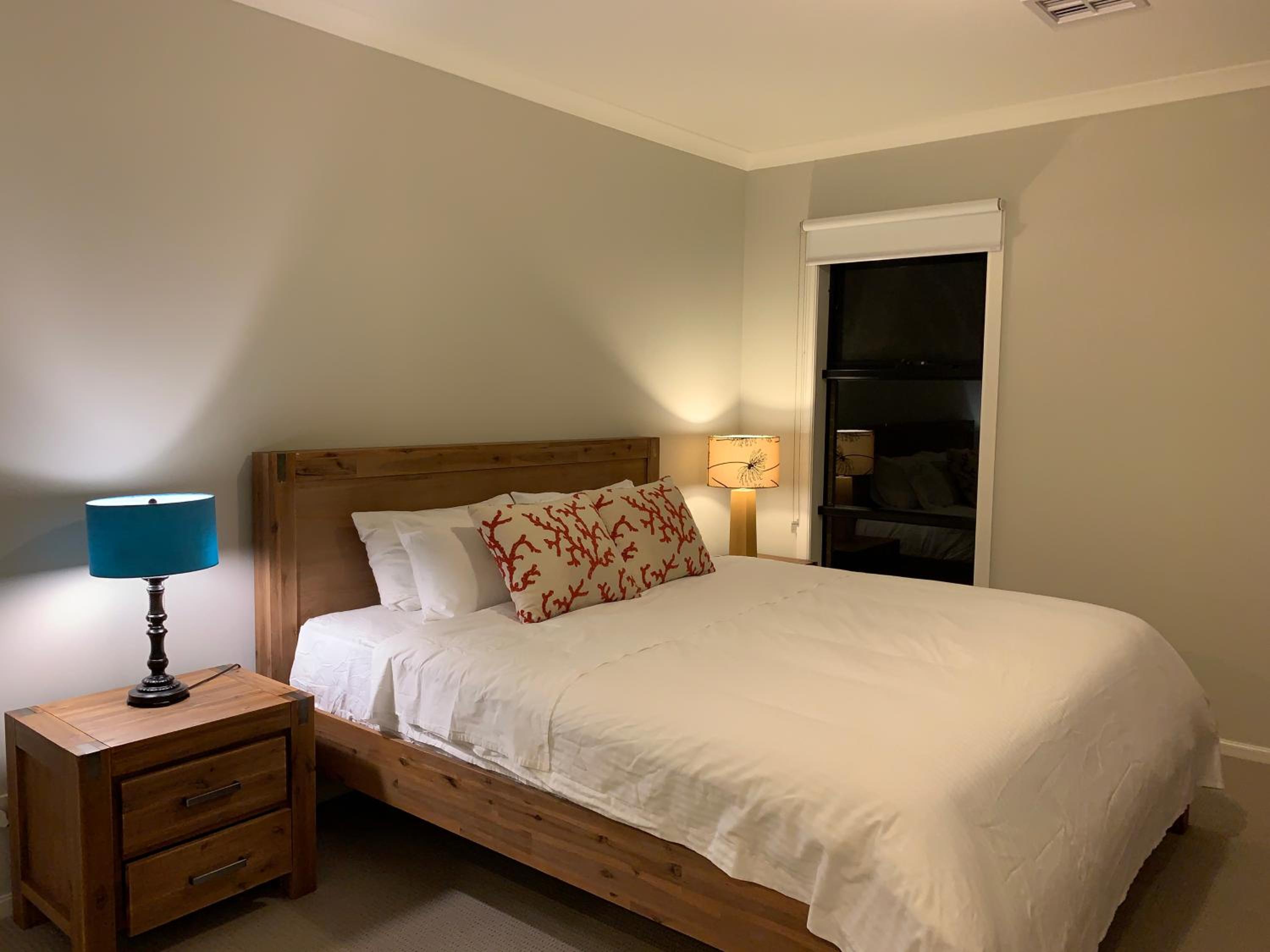 Standard King Room with Shower  - Photo 6