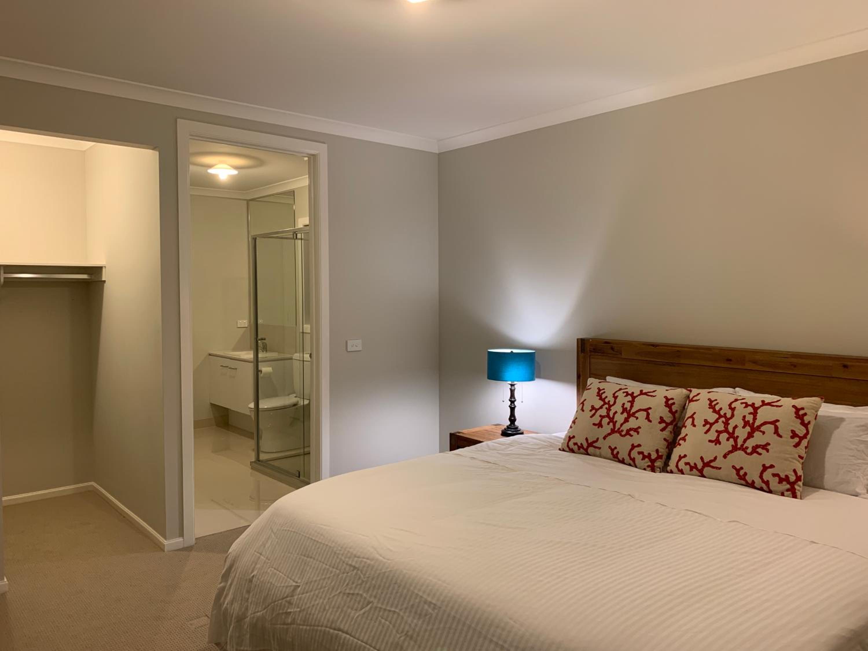 Standard King Room with Shower  - Photo 10