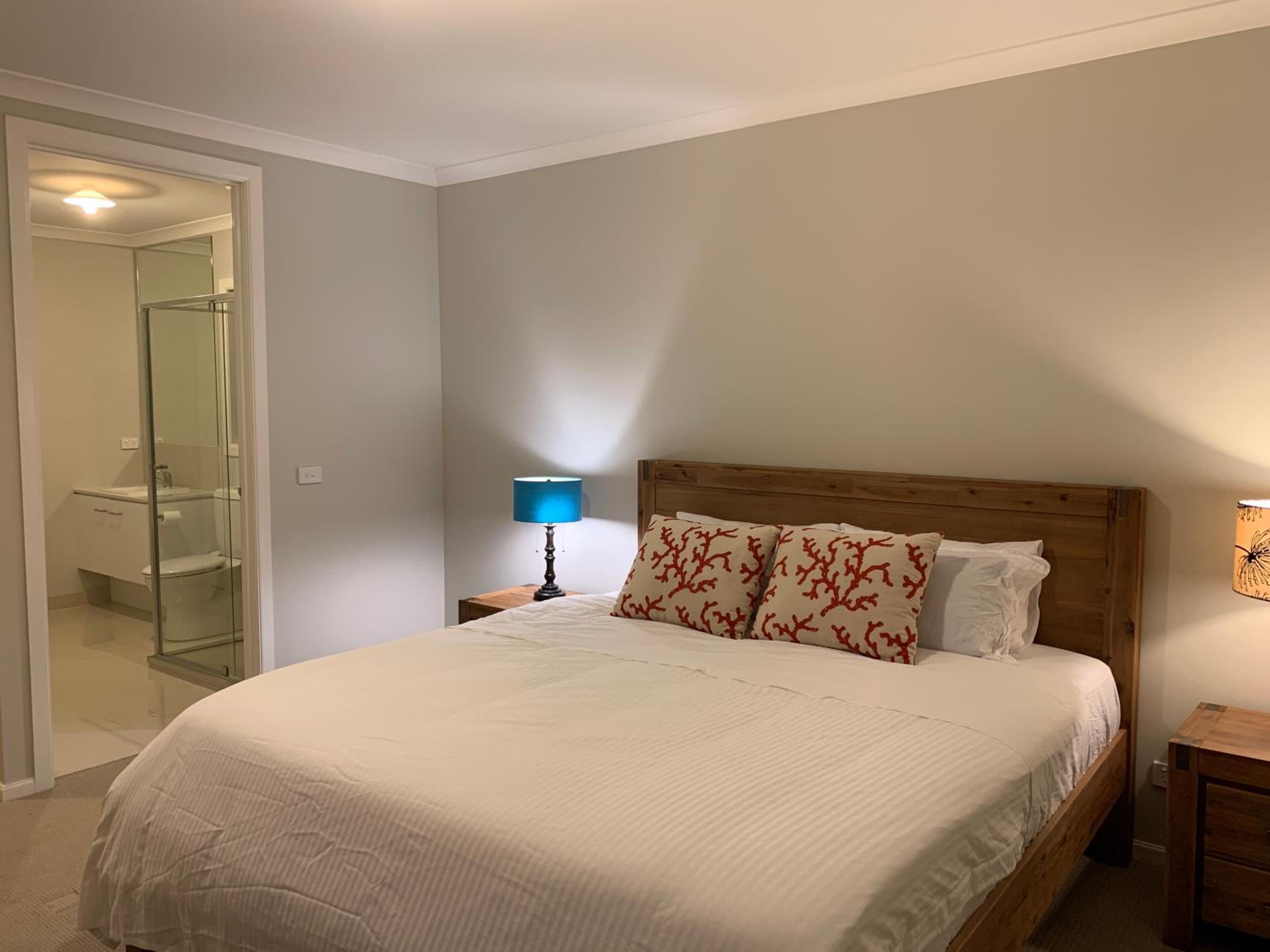 Standard King Room with Shower  - Photo 9