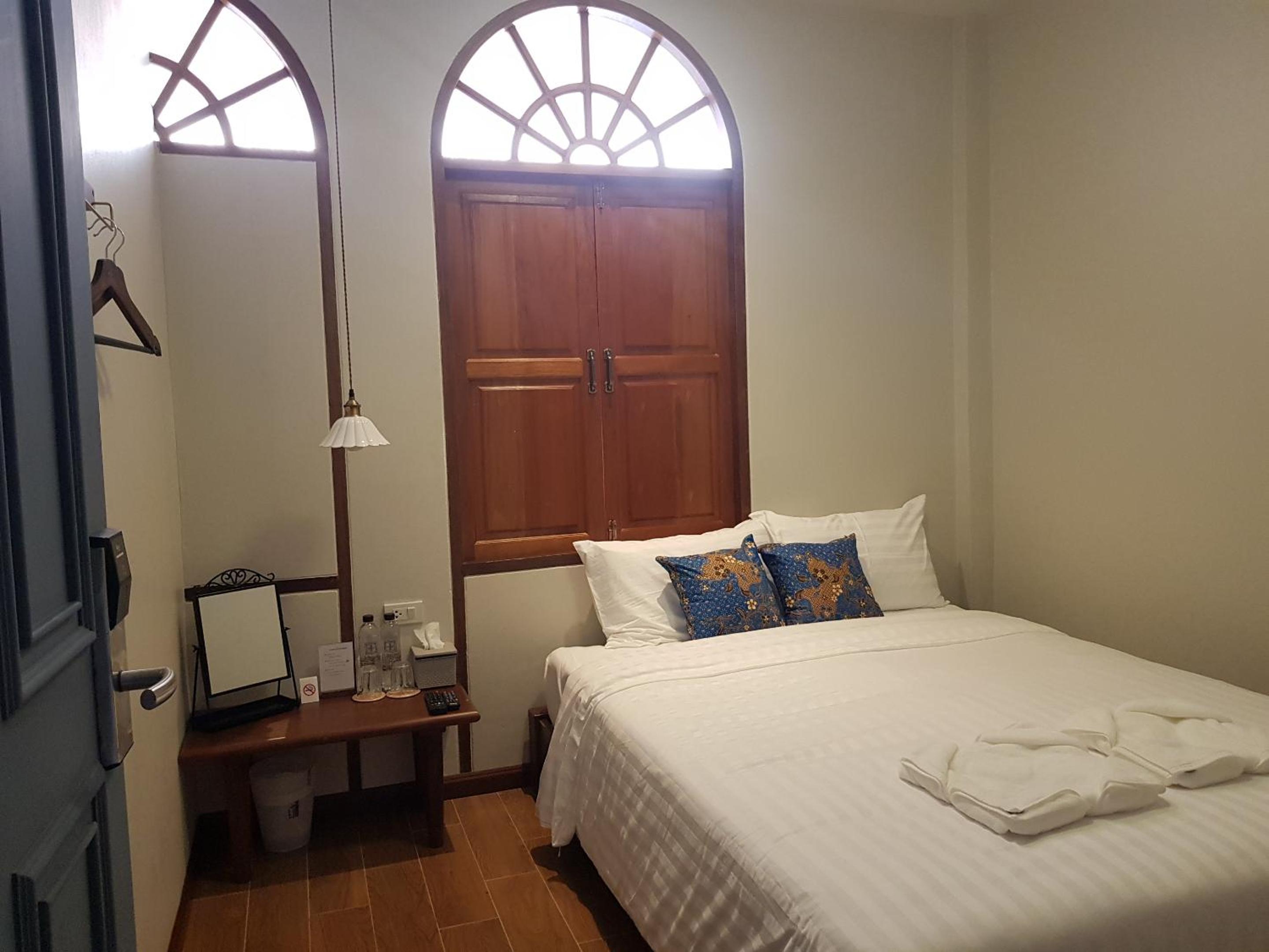 Queen Room with Shared Bathroom photo 2