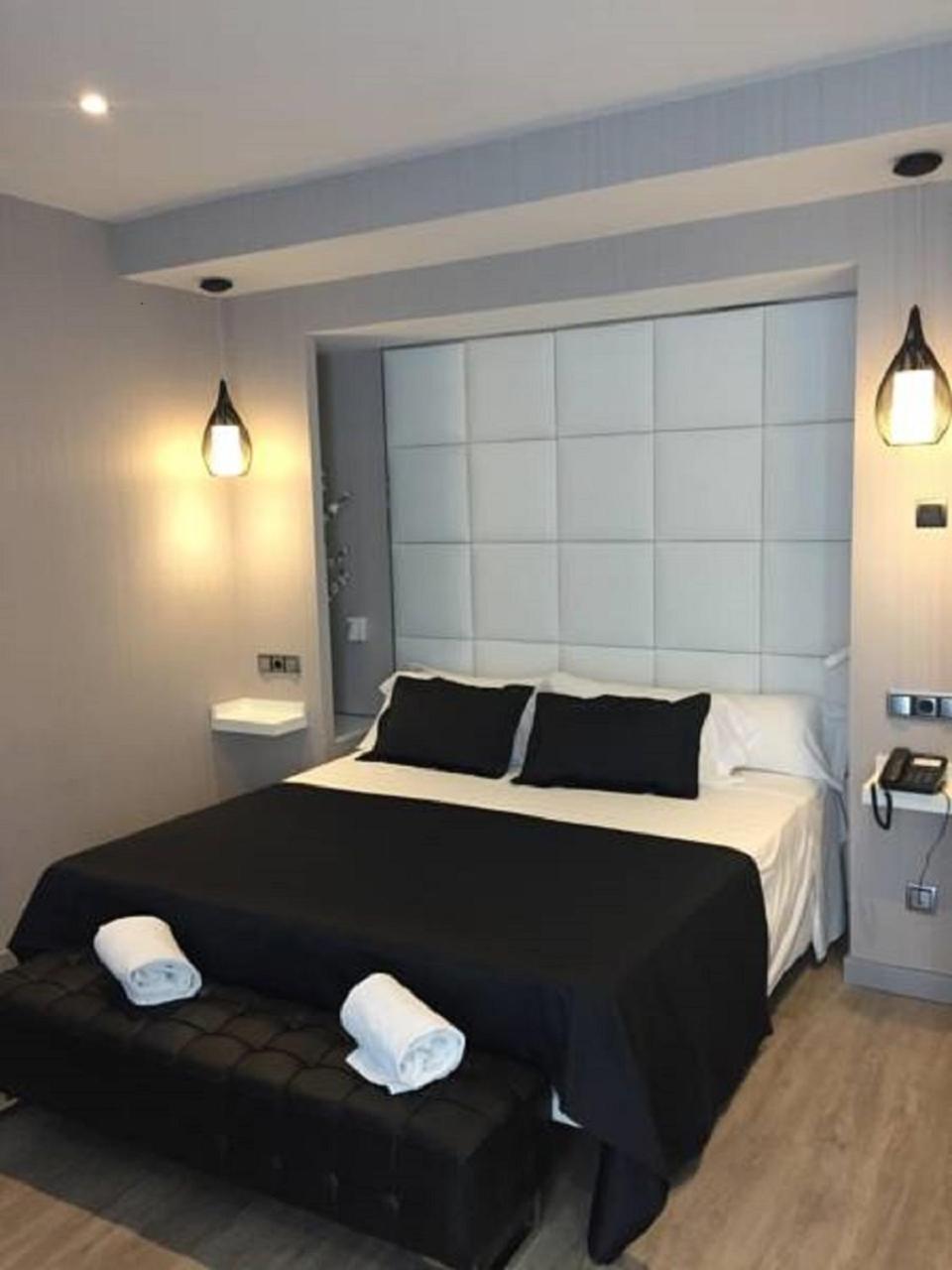 King Suite with Spa Bath - Photo 2
