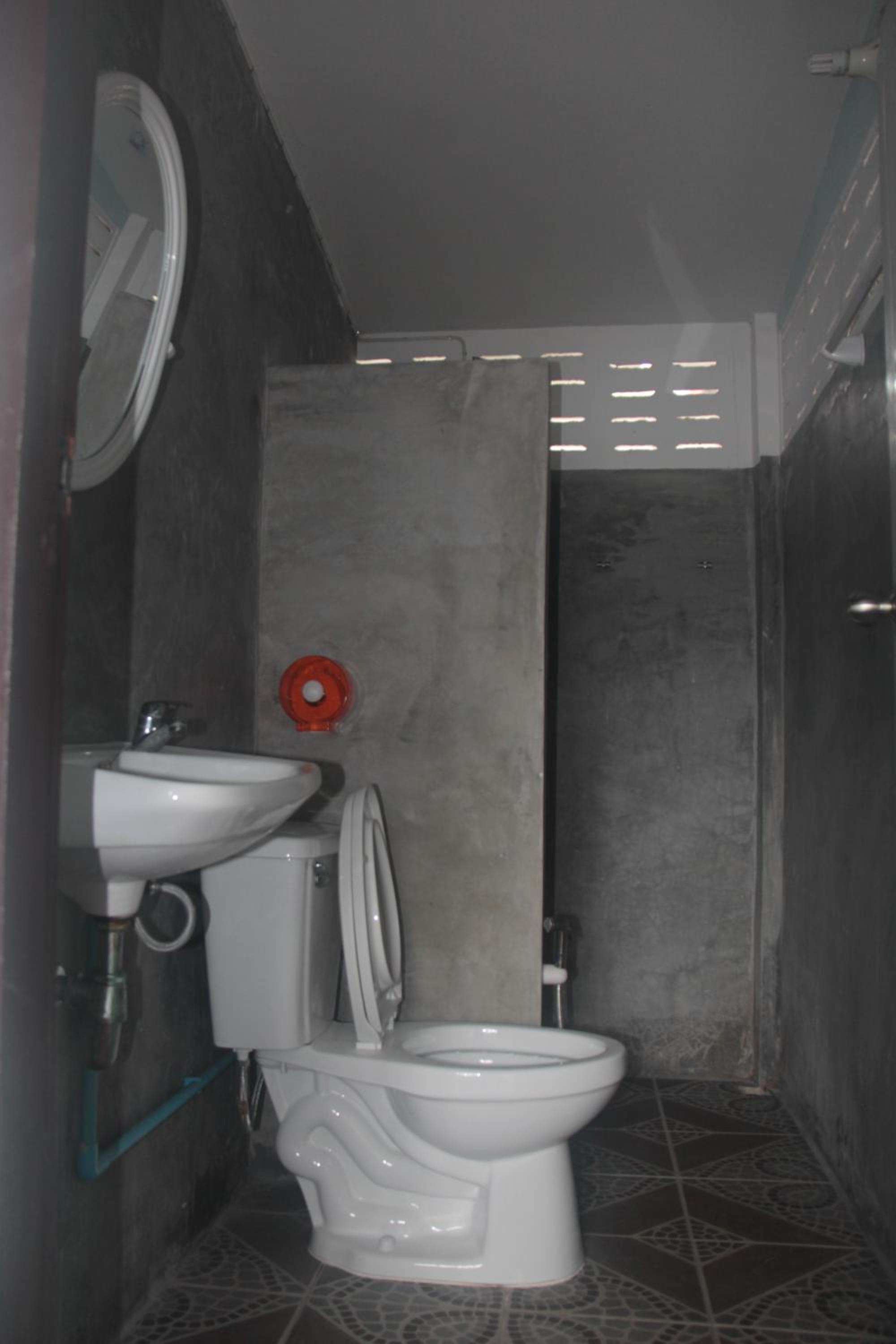 Budget Double Room with Fan - Photo 2