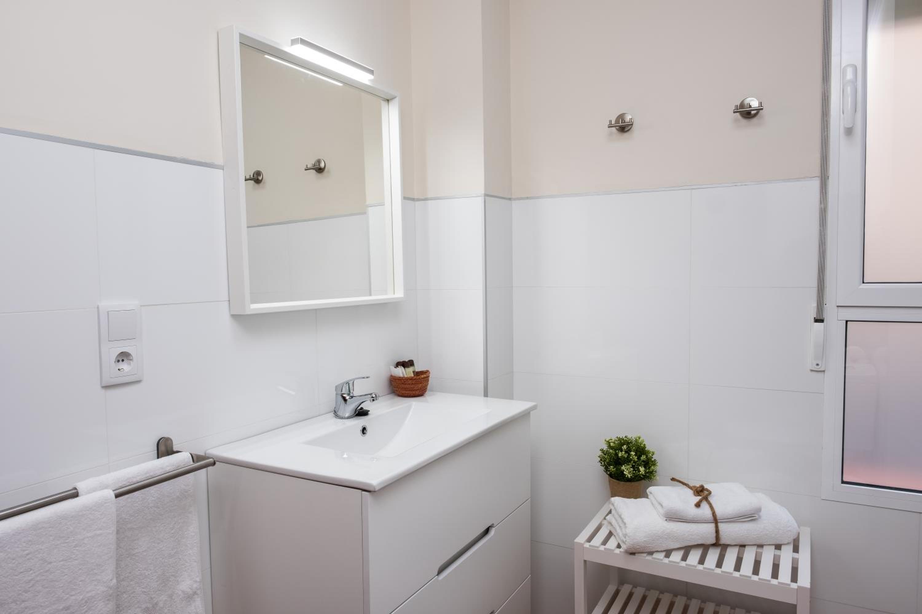 Double Room with Private Bathroom - Photo 2