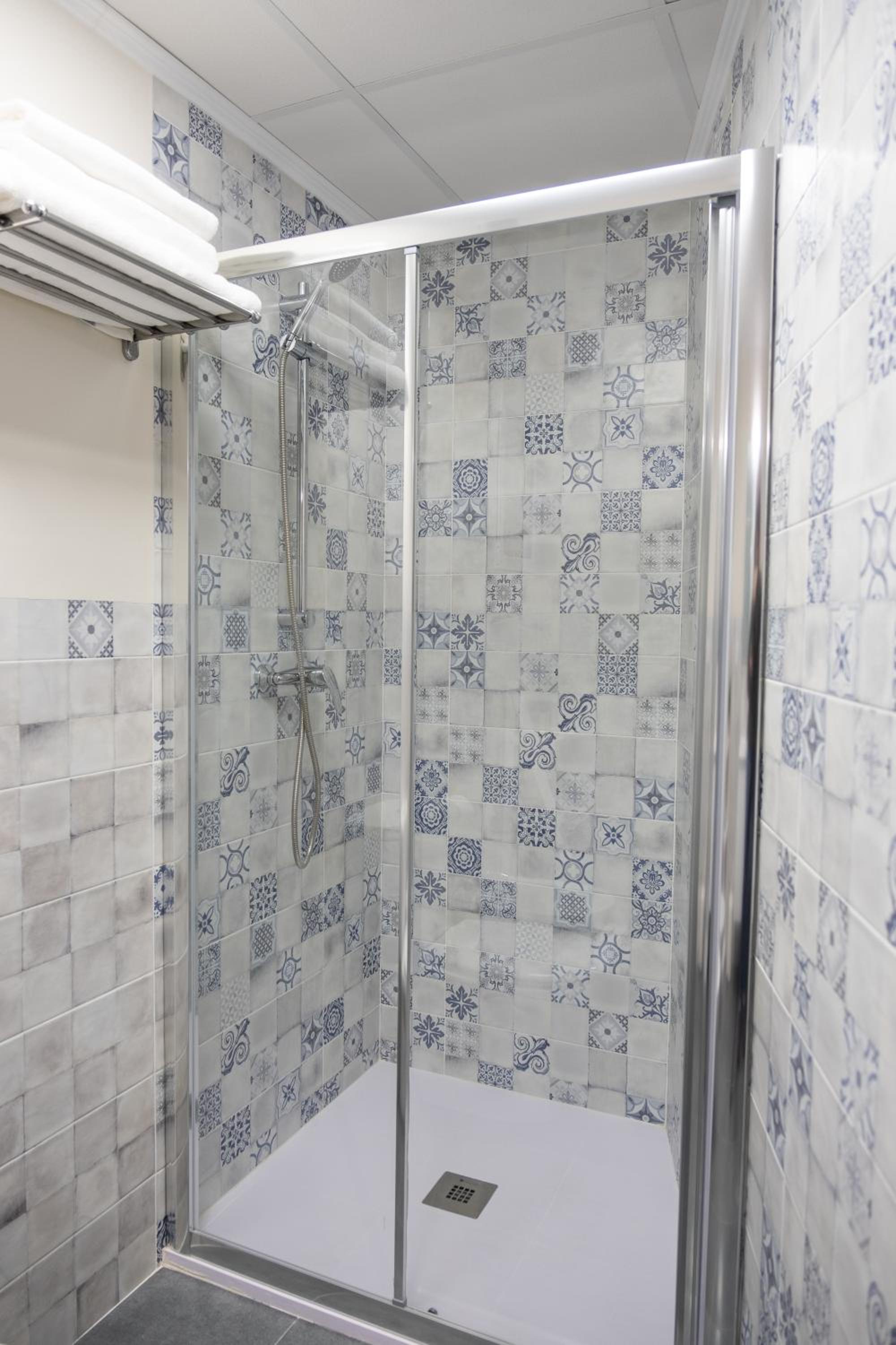 Twin Room with Bathroom - Photo 6