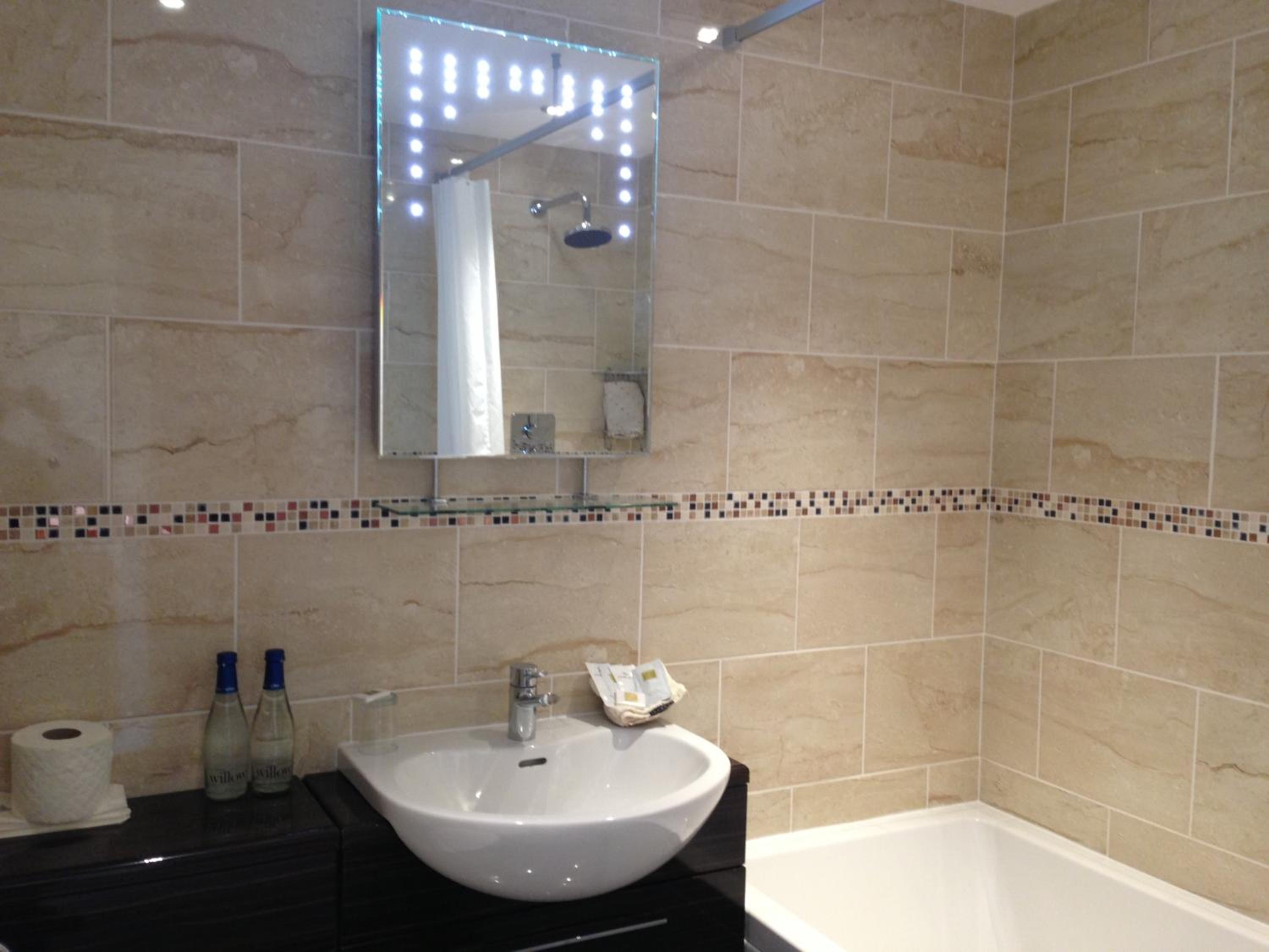 Deluxe Double Room with Balcony - Photo 6
