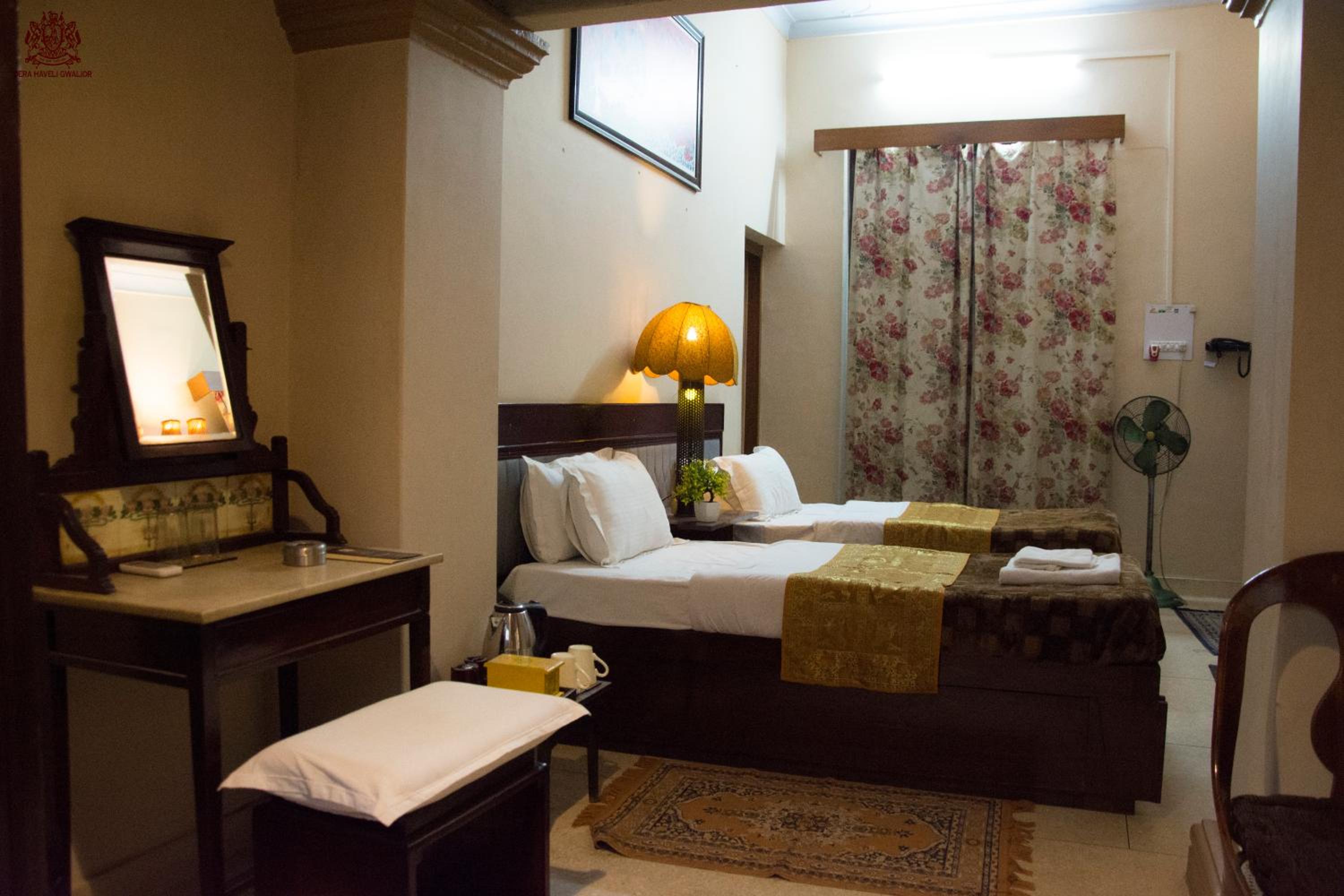 Queen Room with Two Queen Beds - Photo 3