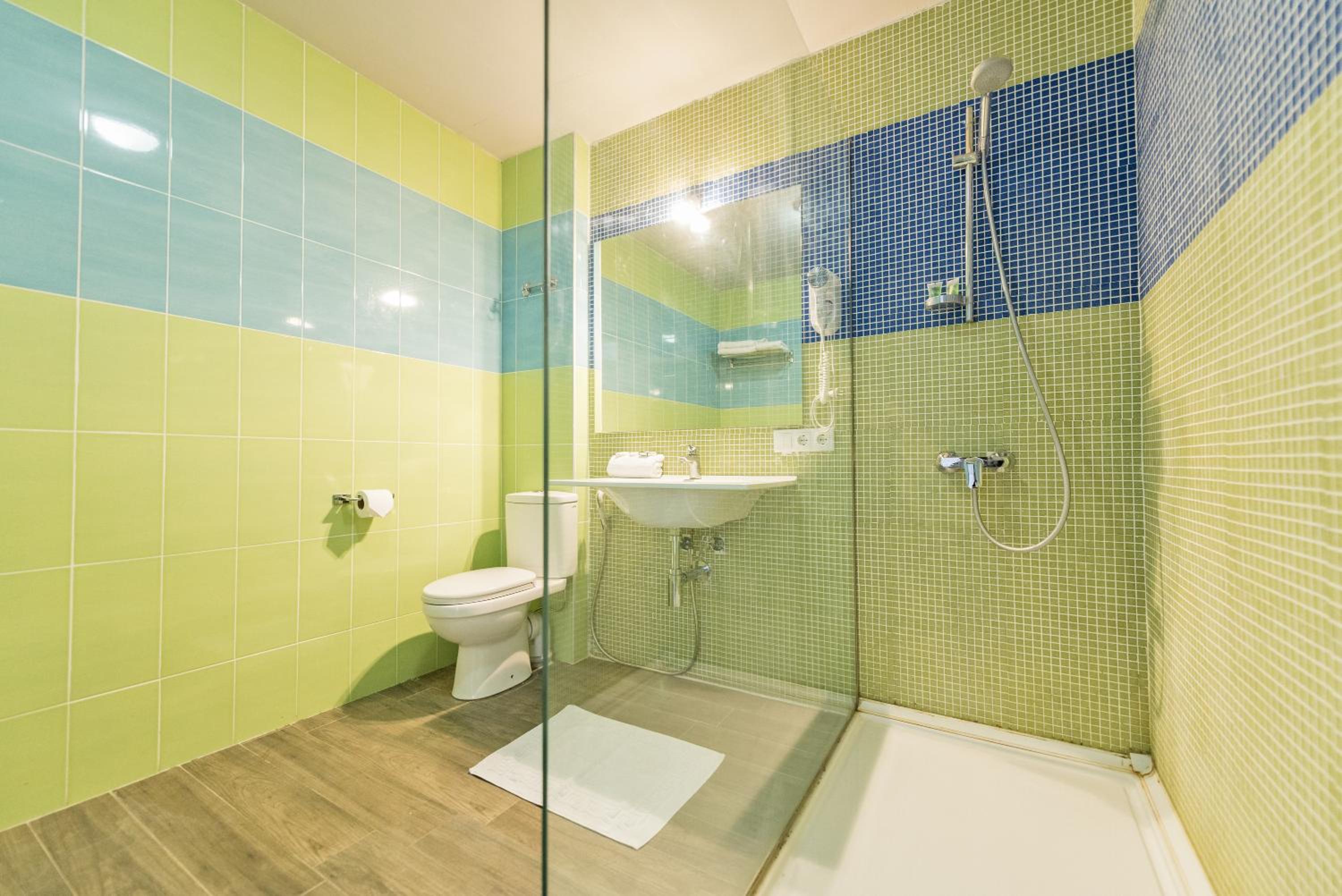 Standard Double or Twin Room - Photo 9