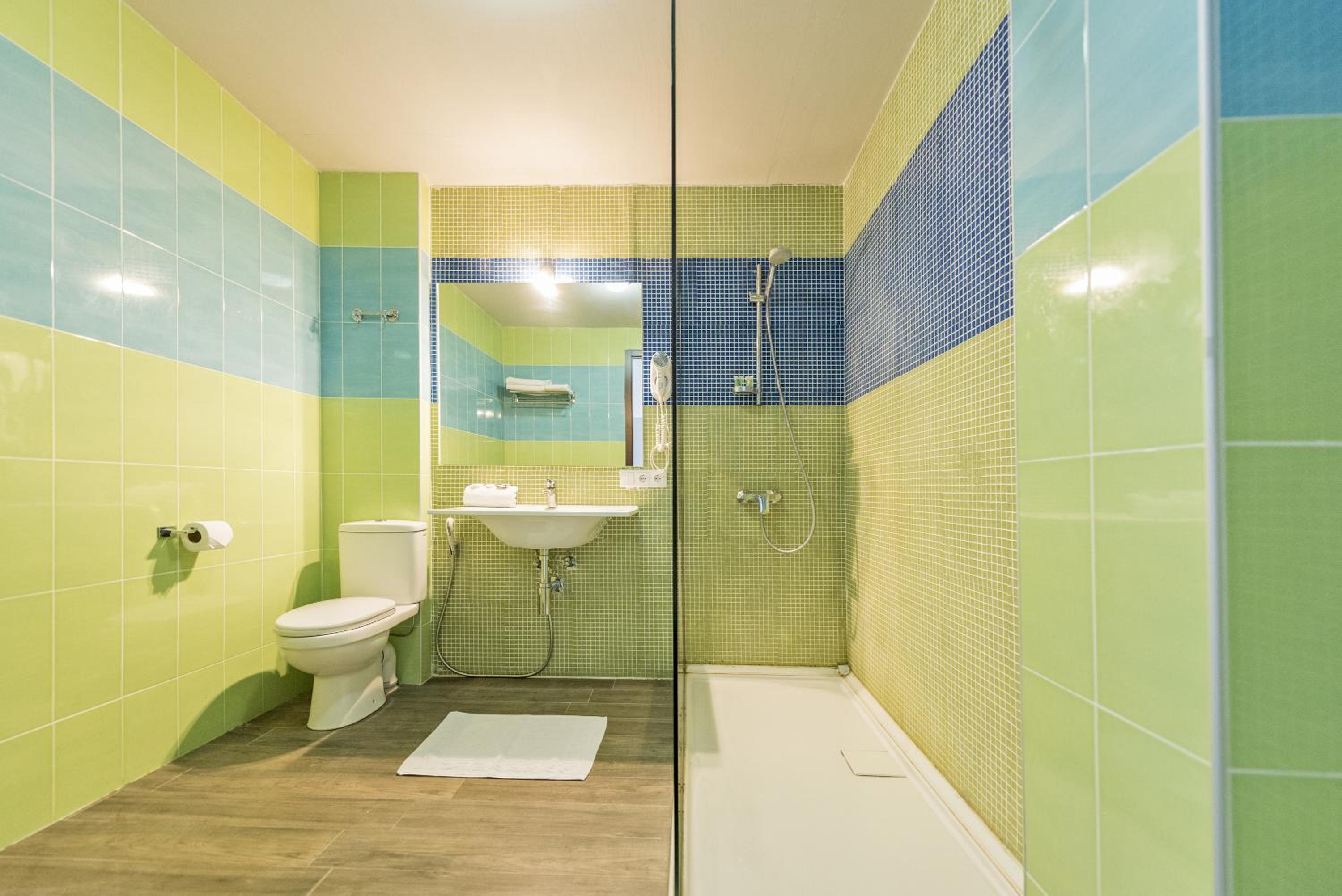 Standard Double or Twin Room - Photo 6