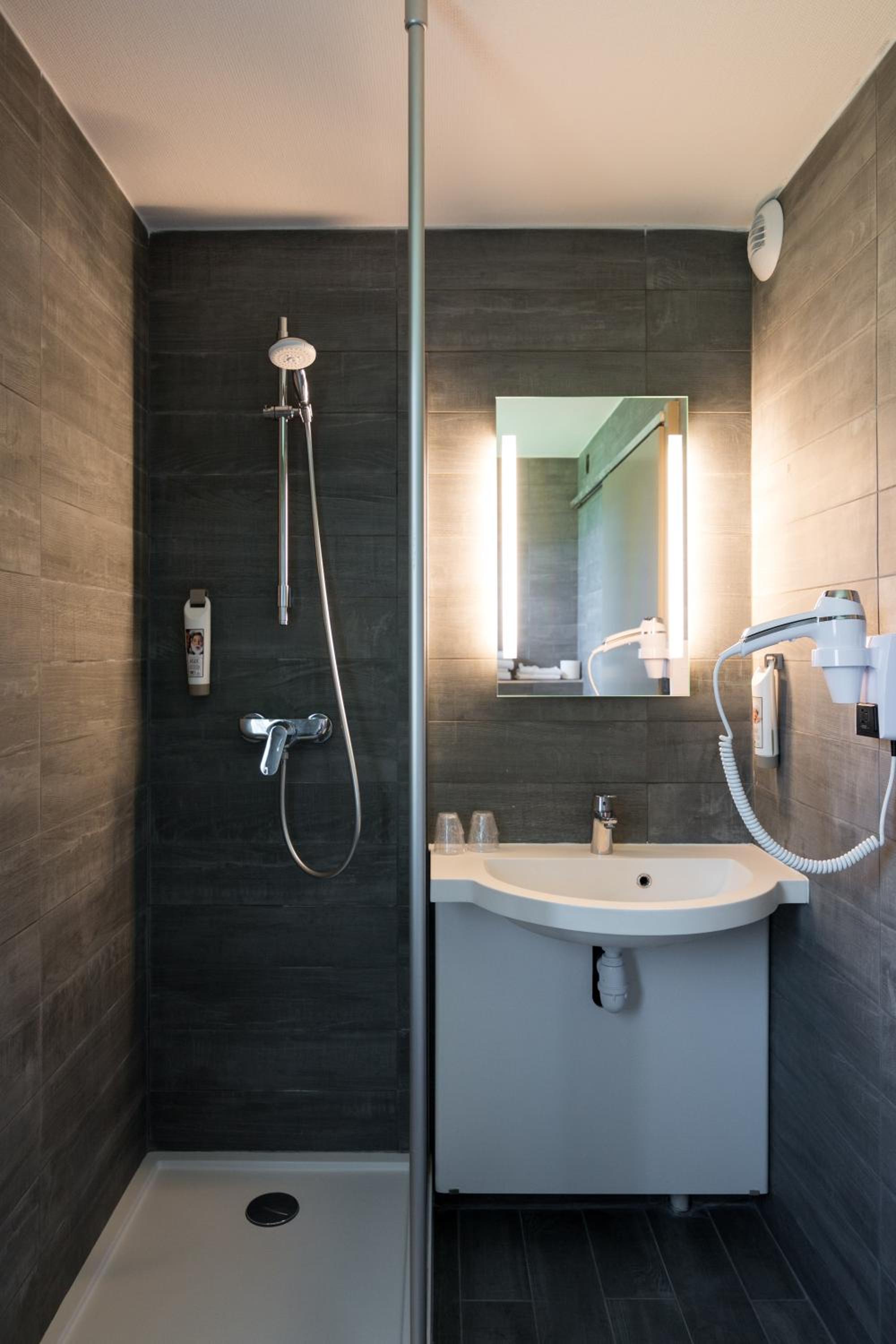 Standard Twin Room - Photo 2