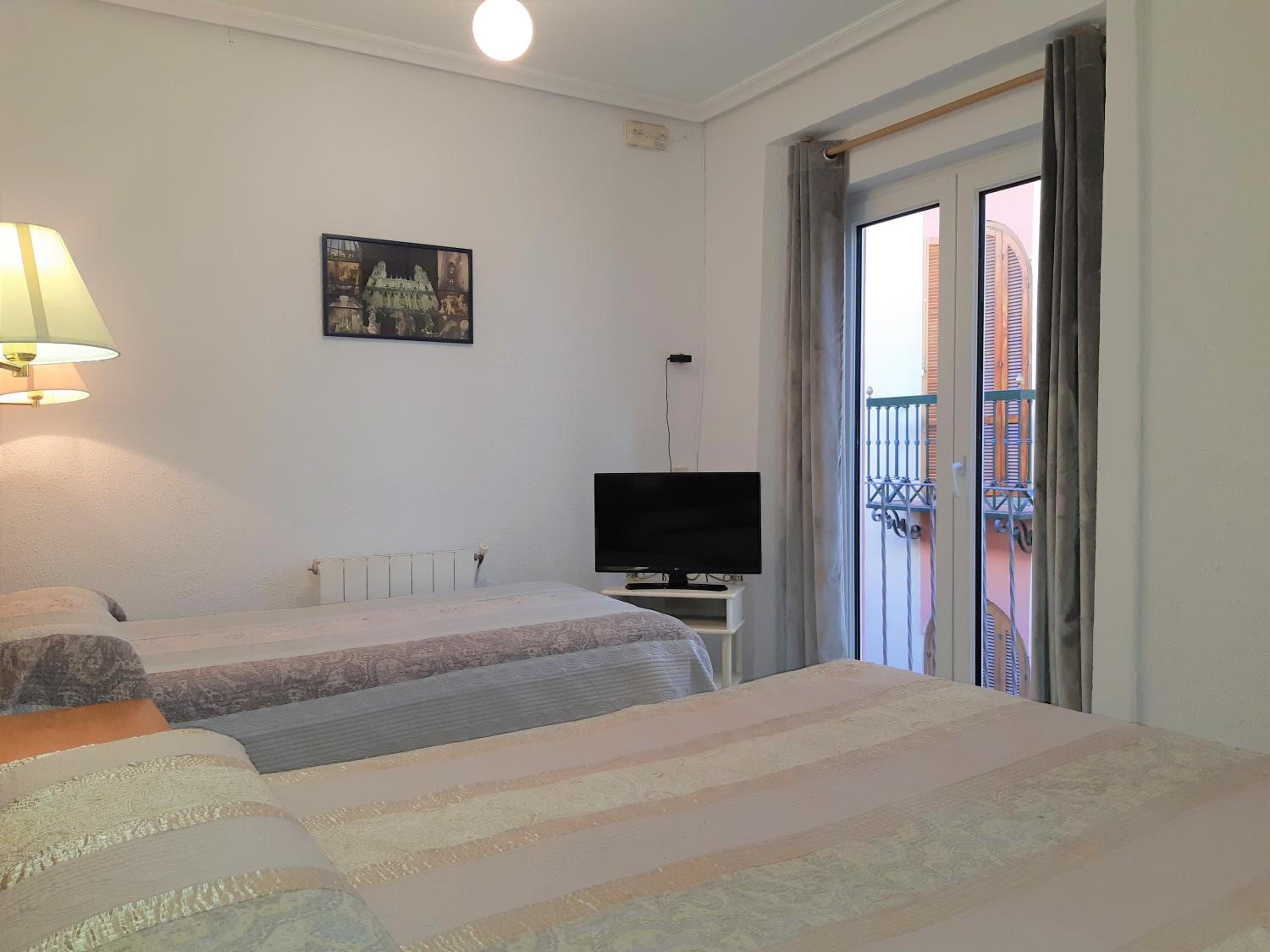 Triple Room with Private Bathroom - Photo 3