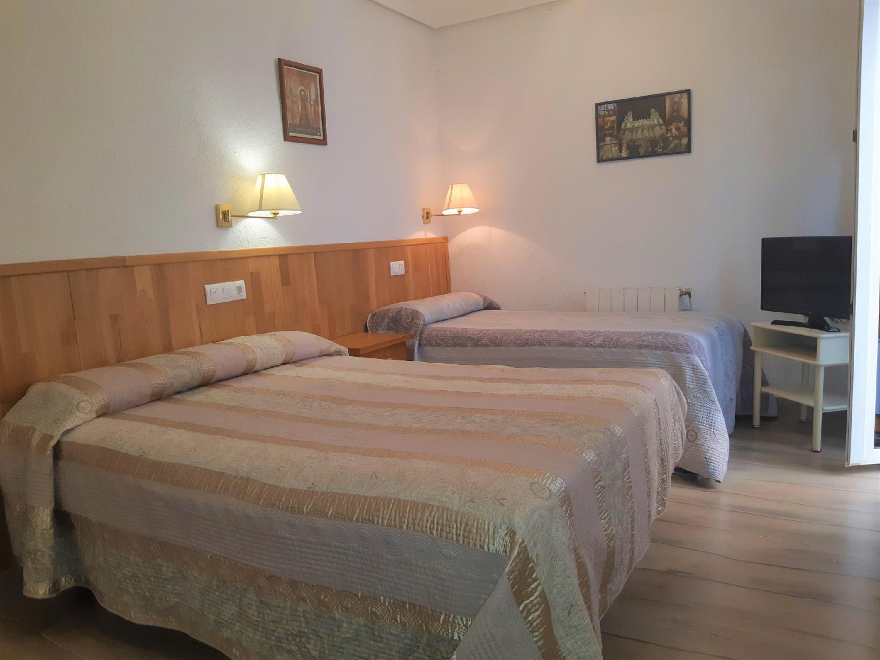 Triple Room with Private Bathroom - Photo 1