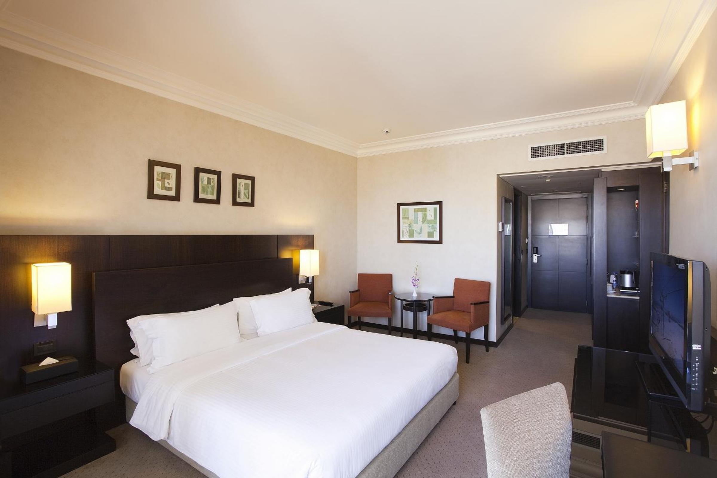 Premium King Room - Non-Smoking - Photo 3