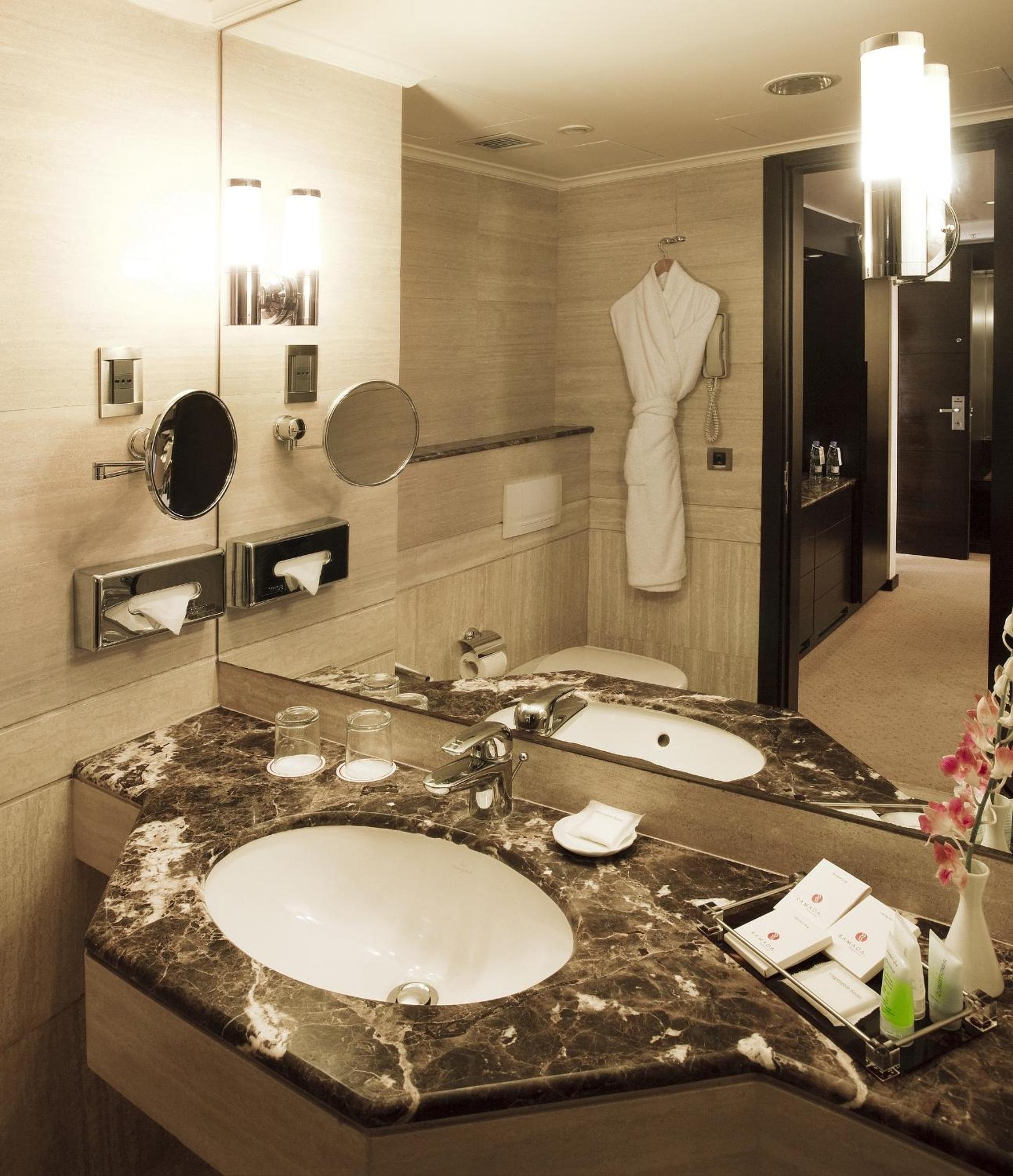Panoramic King Suite - Non-Smoking - Photo 2