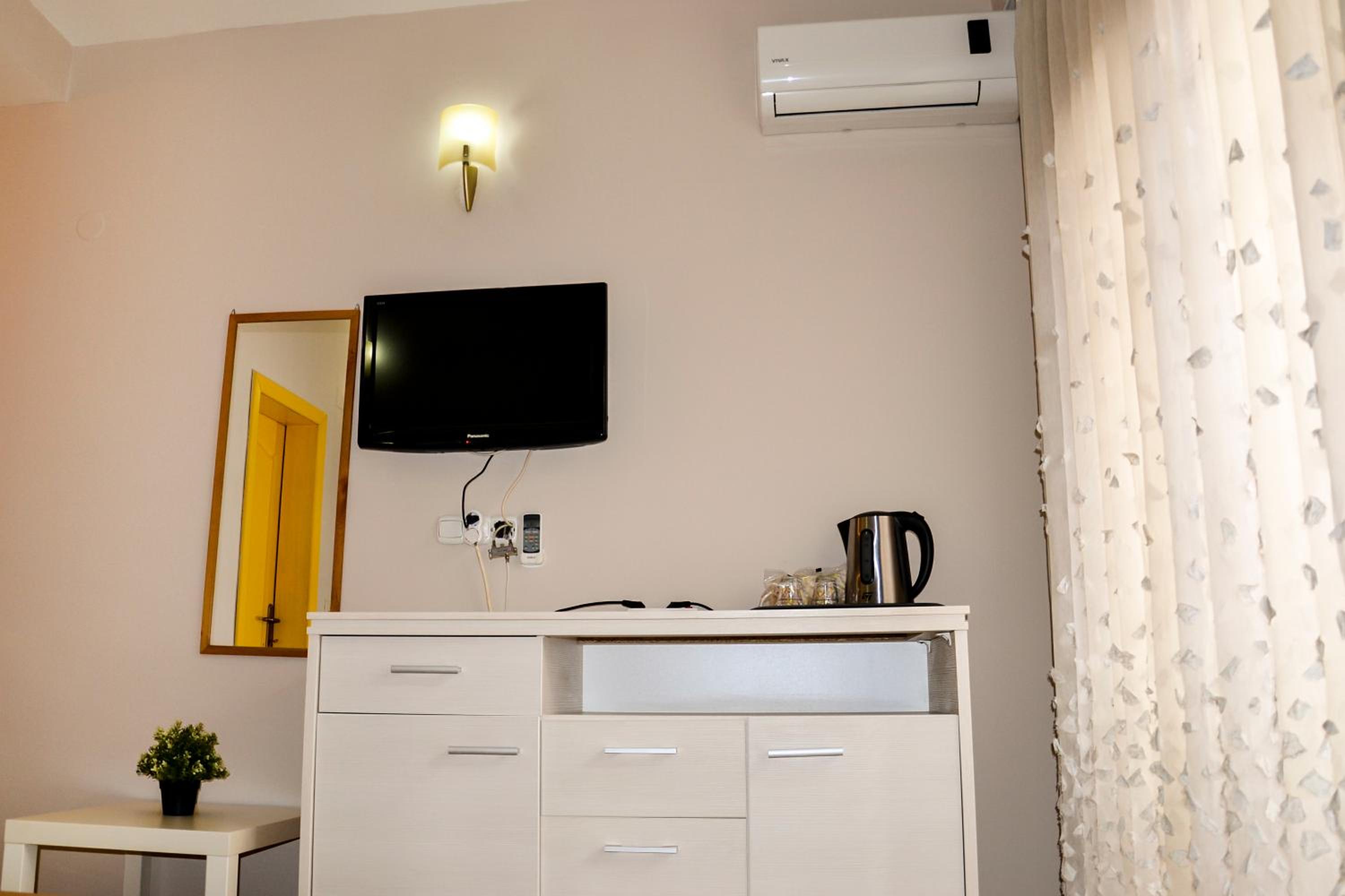 Double Room - Photo 12