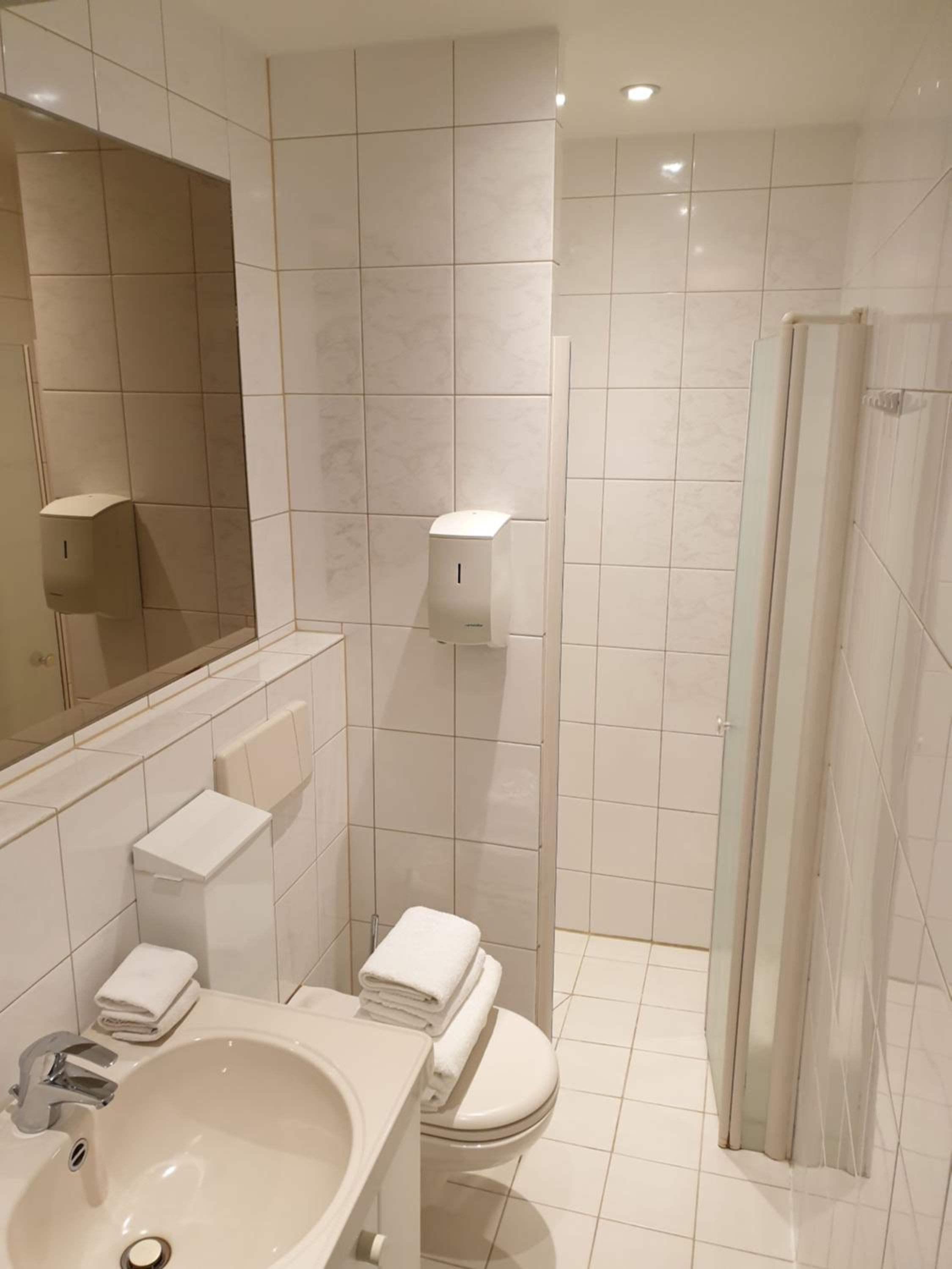 Twin Room - Photo 11