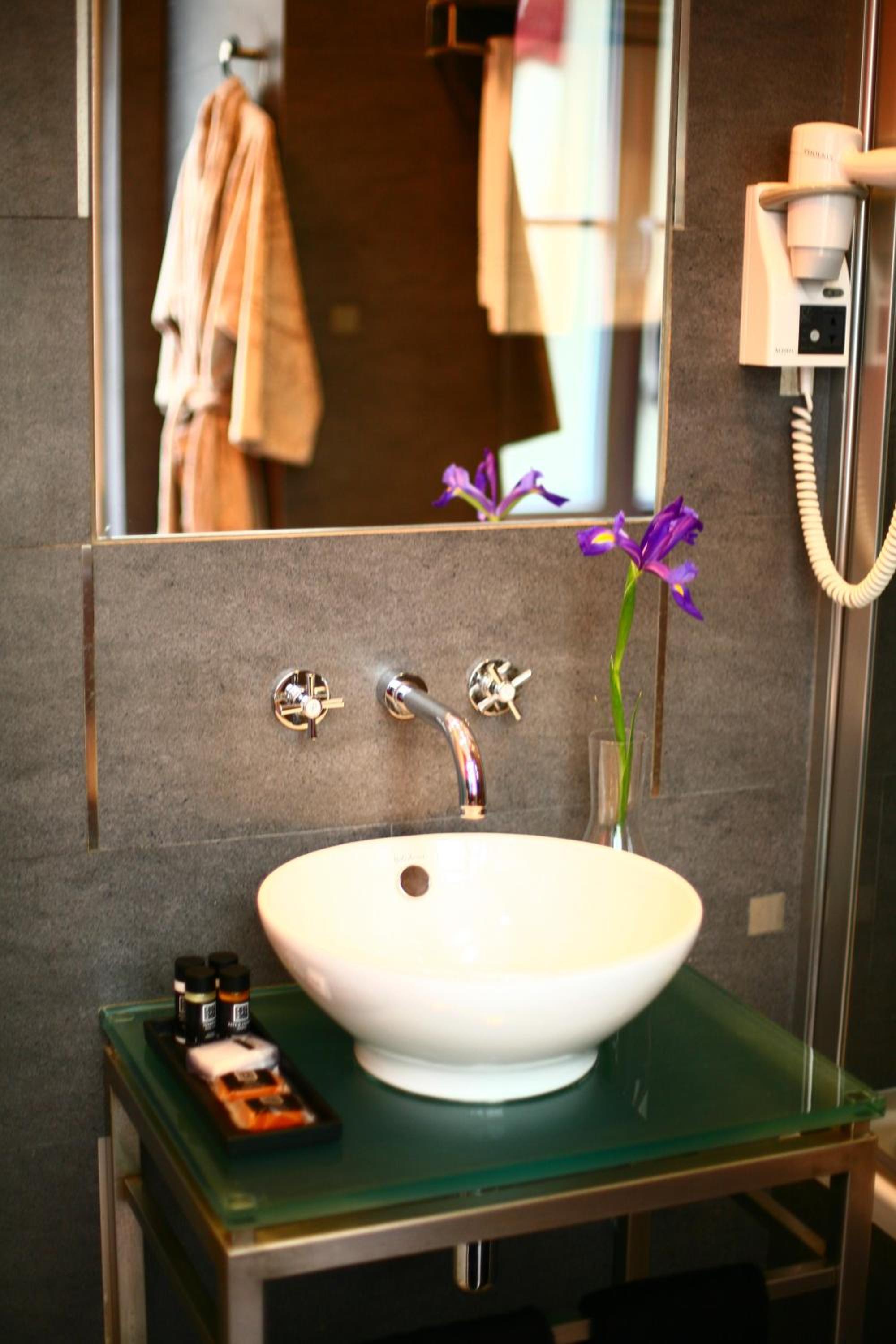 Superior Double or Twin Room with Street View - Photo 6
