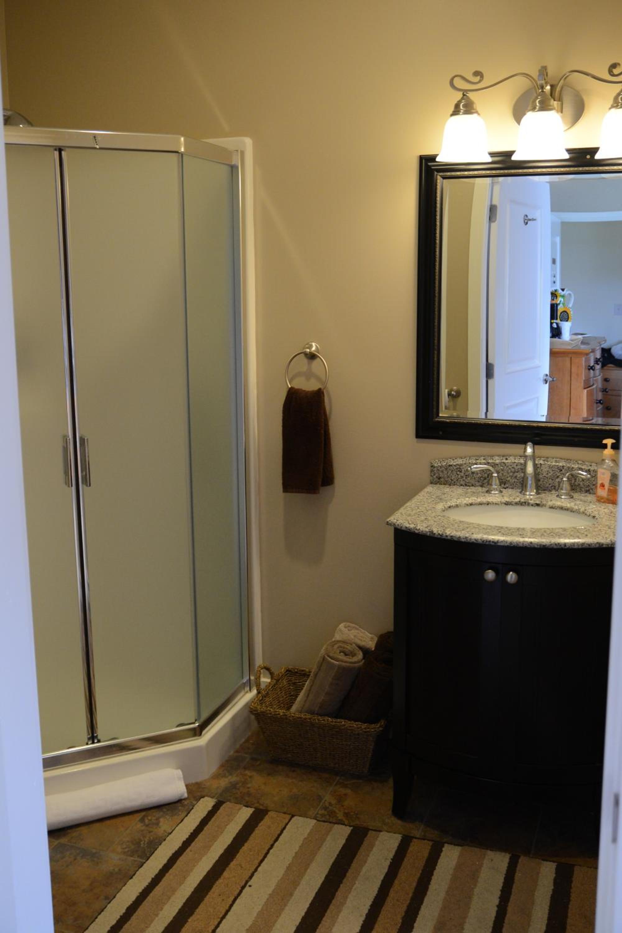 Couples Special, Grand Executive Queen, Large Soaker Tub for Two, 2 Recliners, Floor to ceiling Rock Fireplace,Top floor, Vaulted Ceilings (Adult only - No Pets) photo 3