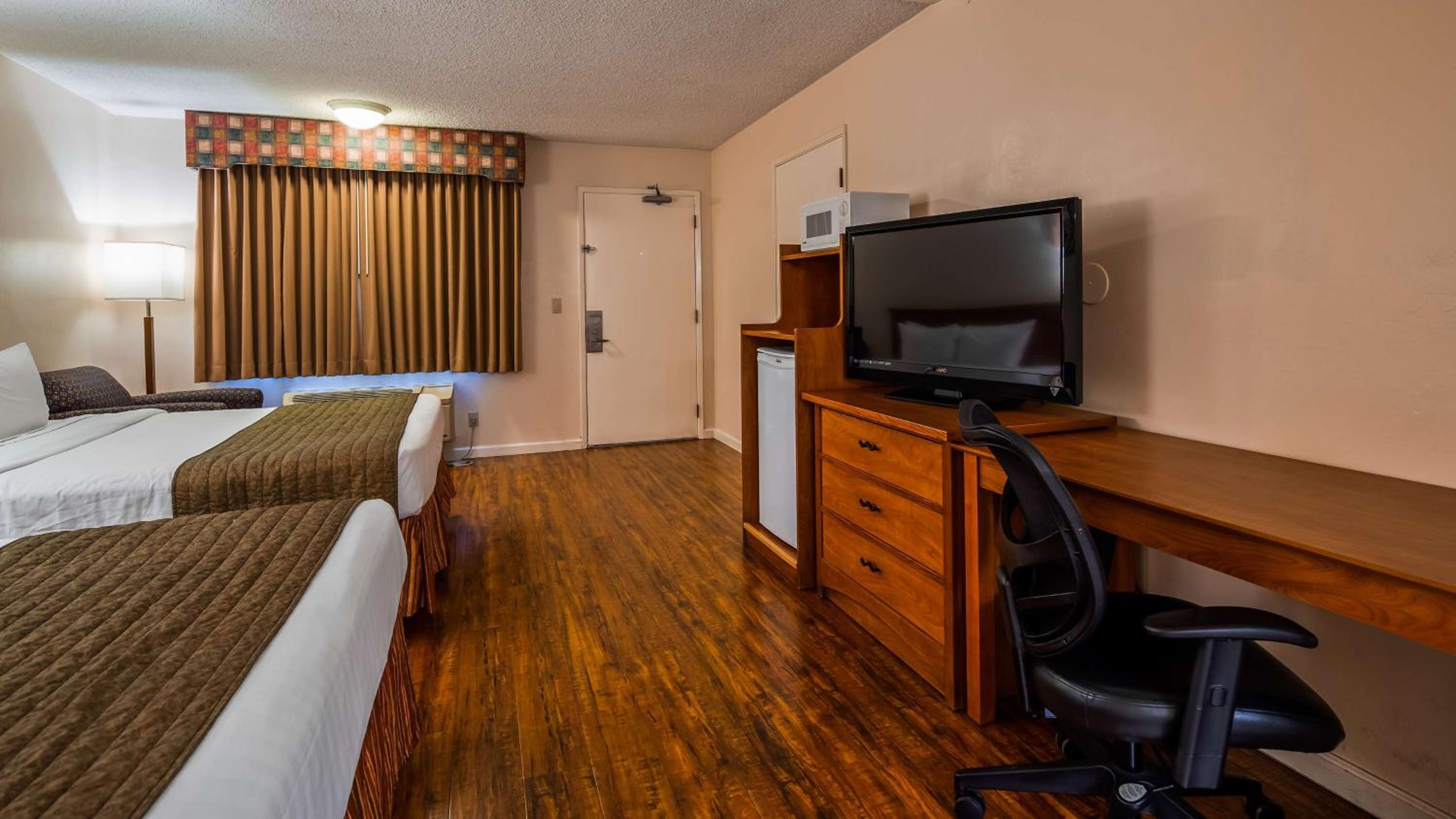 Queen Room with Two Queen Beds and Roll-In Shower - Mobility Access/Non-Smoking photo 1