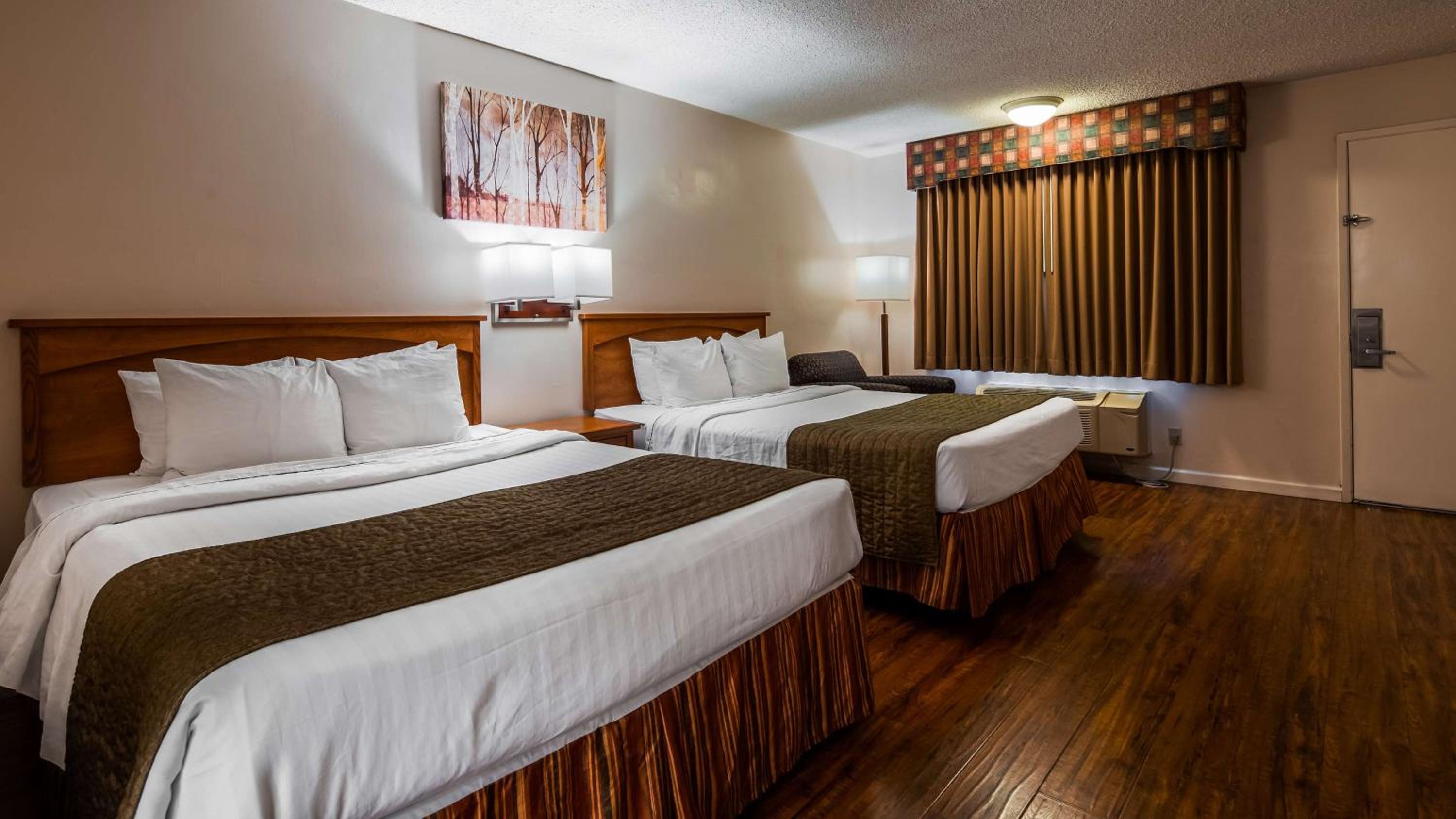 Queen Room with Two Queen Beds and Roll-In Shower - Mobility Access/Non-Smoking photo 3
