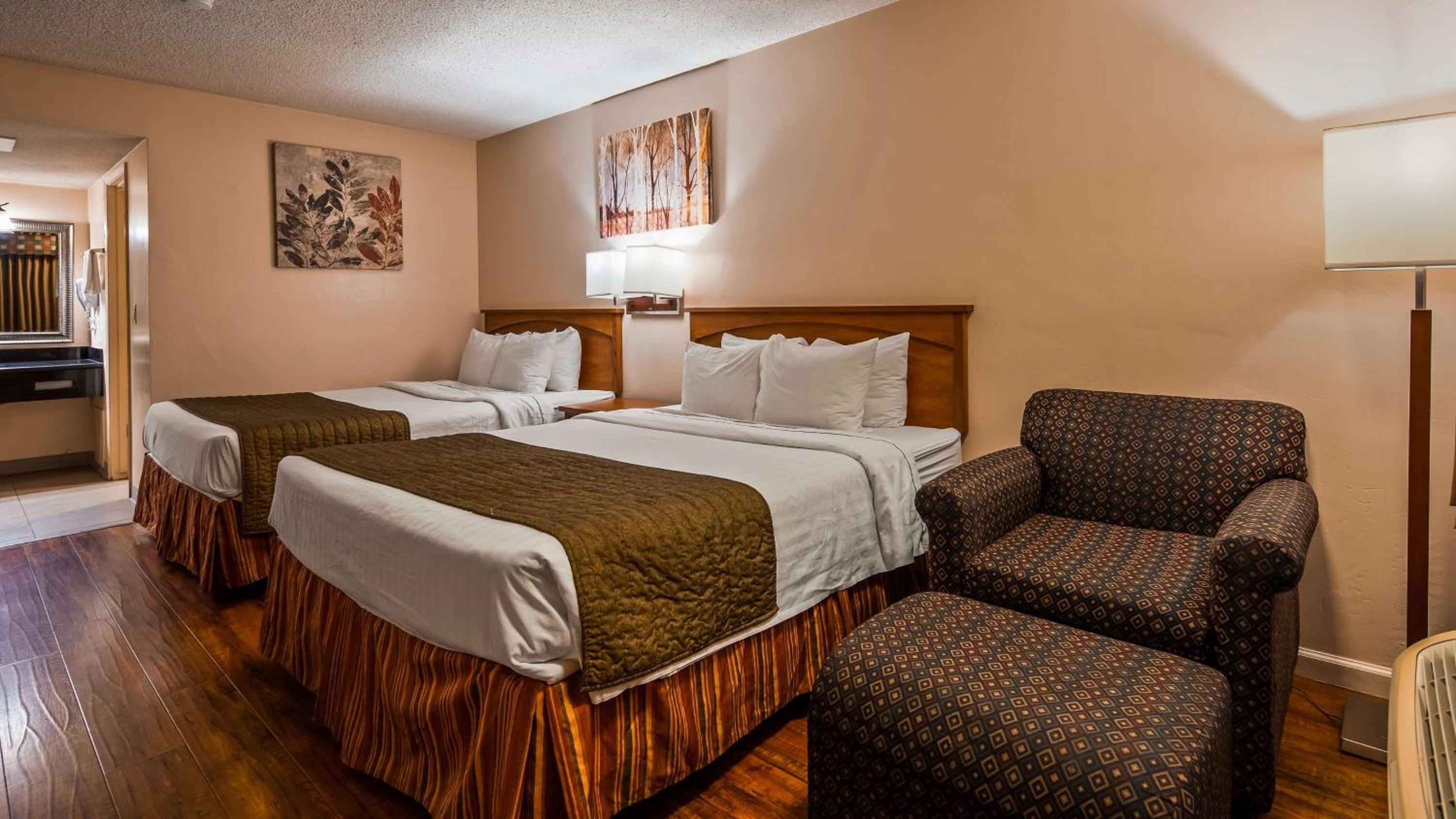 Queen Room with Two Queen Beds and Roll-In Shower - Mobility Access/Non-Smoking photo 2