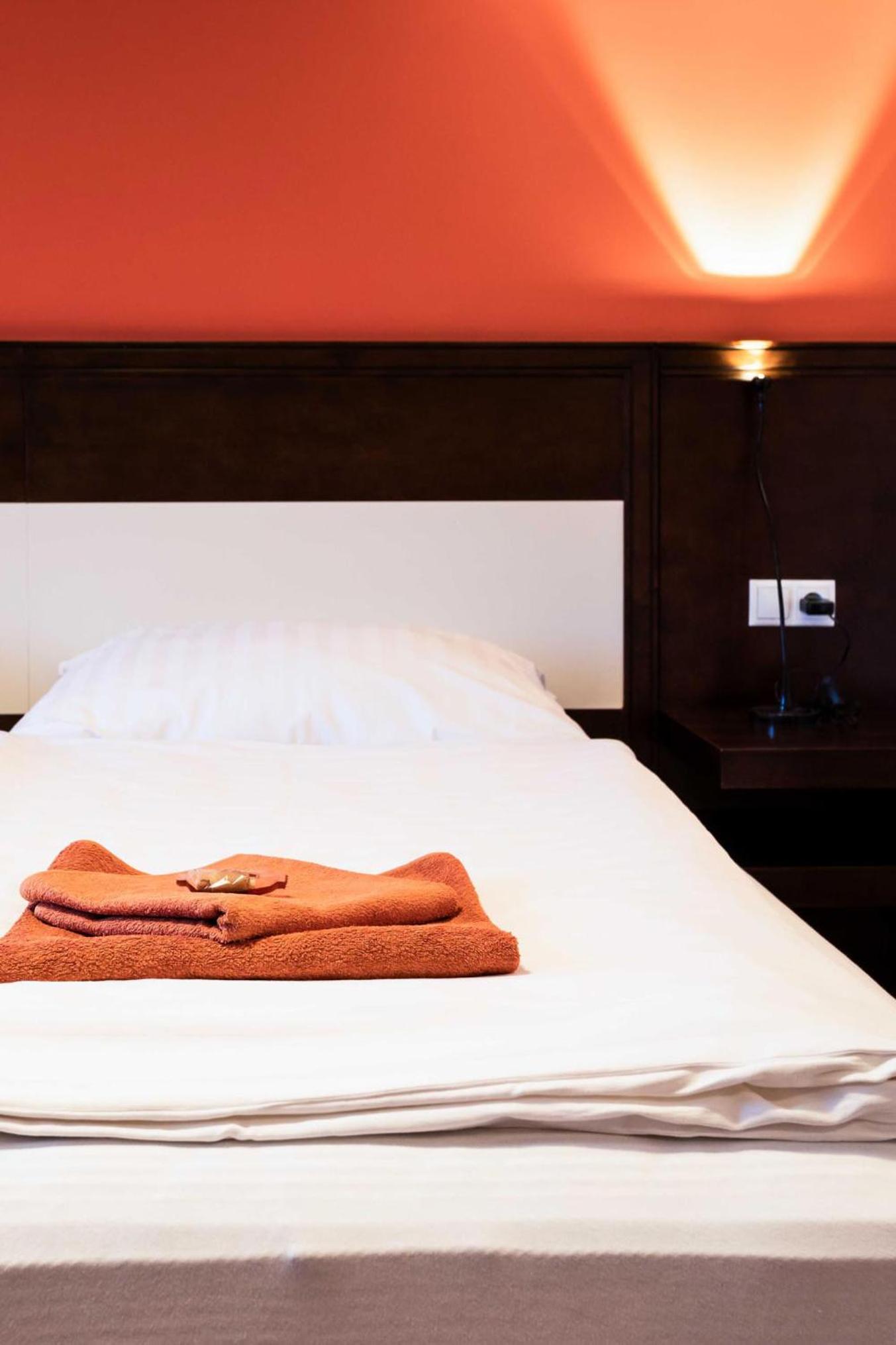 Double Room (Street Side) - Photo 2