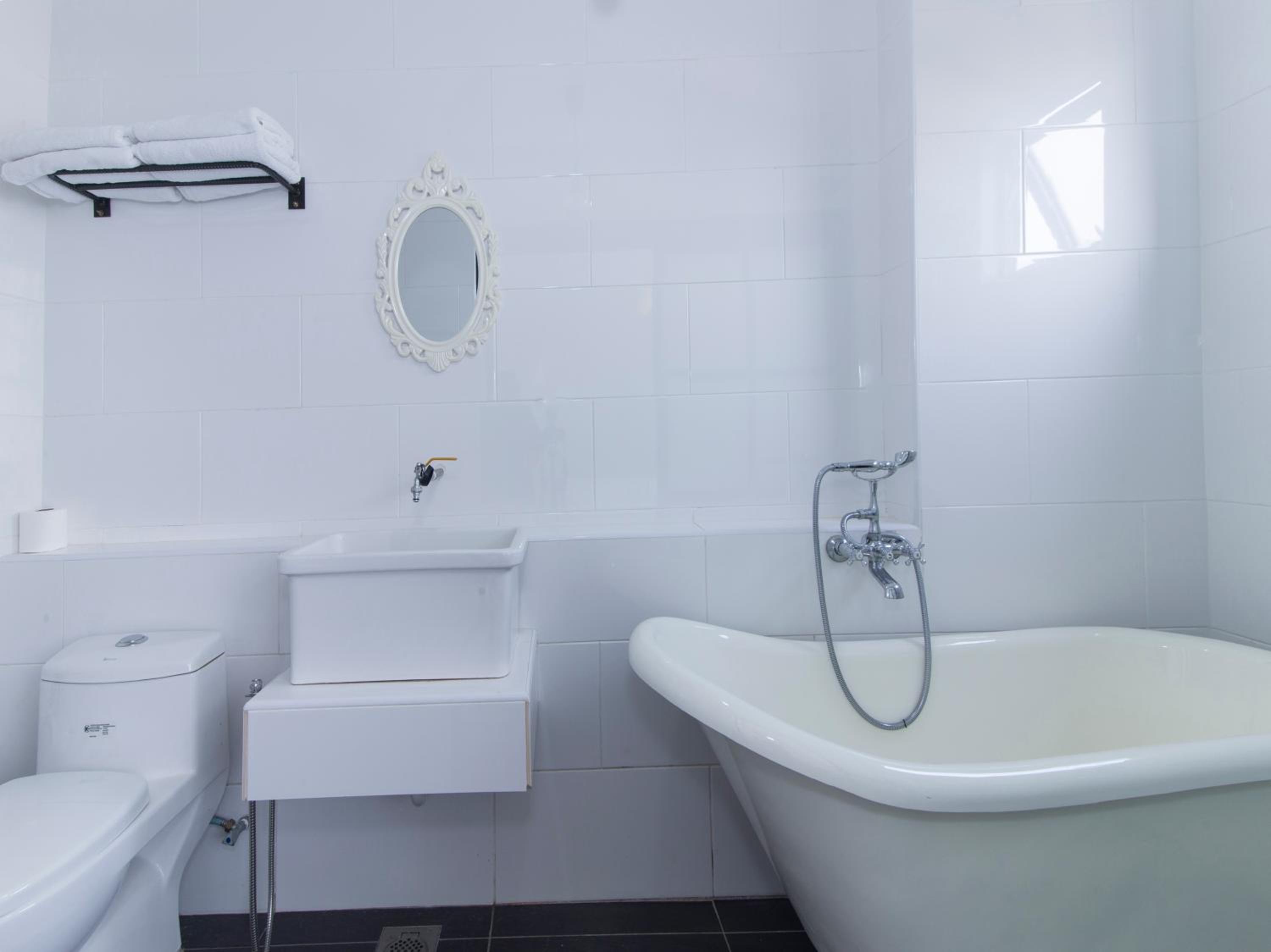 Deluxe Queen Bathtub