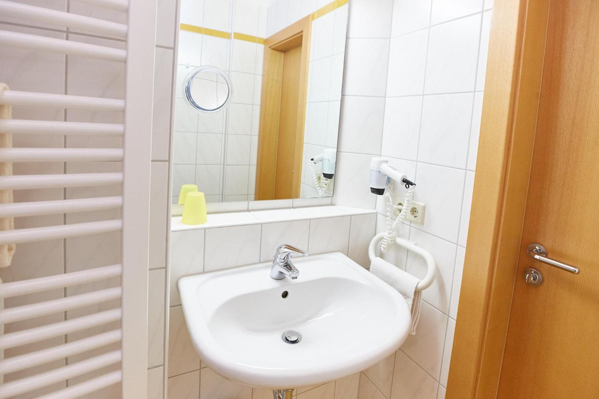 Single Room with Bathroom photo 2