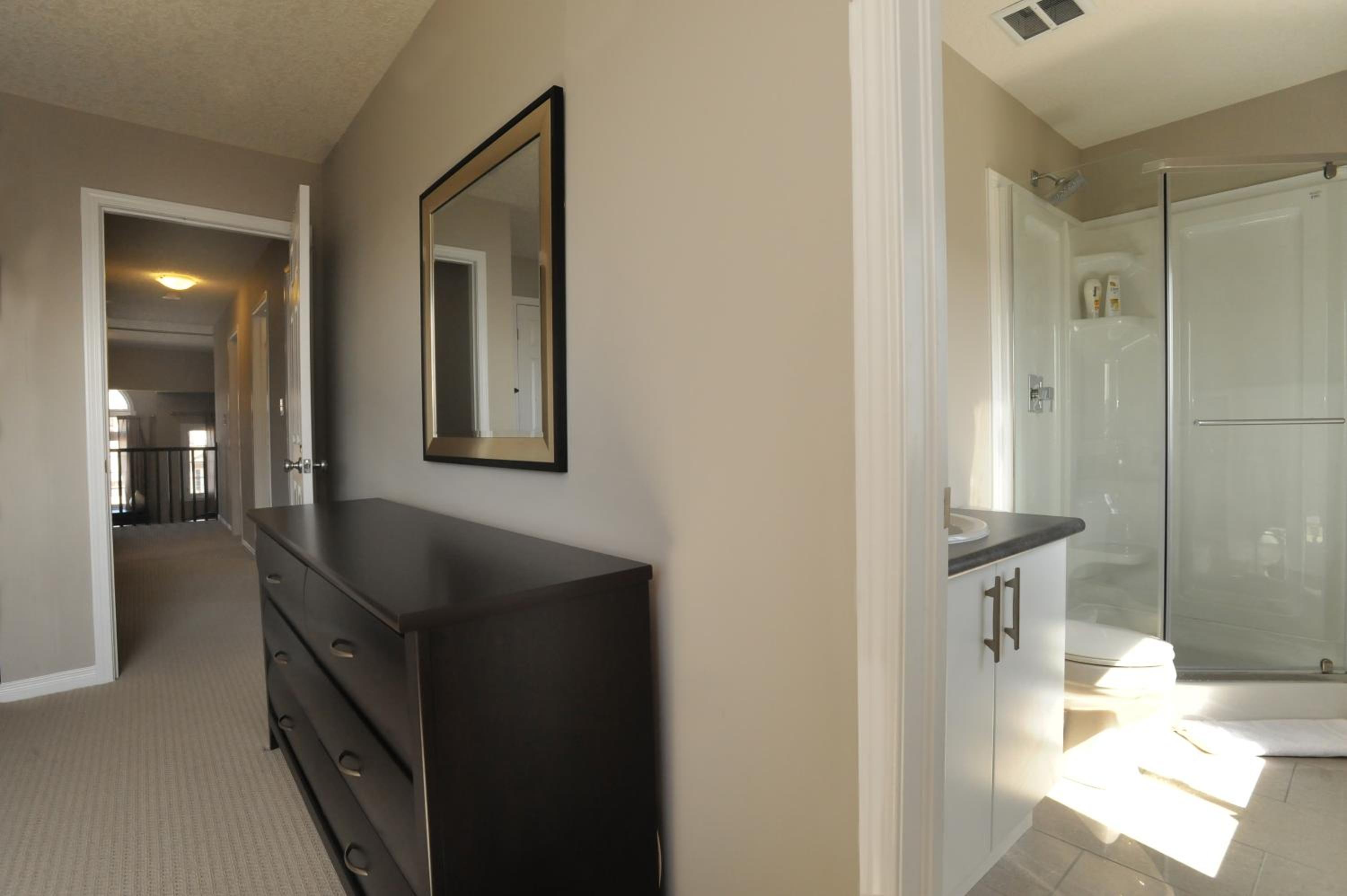 Seven-Bedroom House photo 3