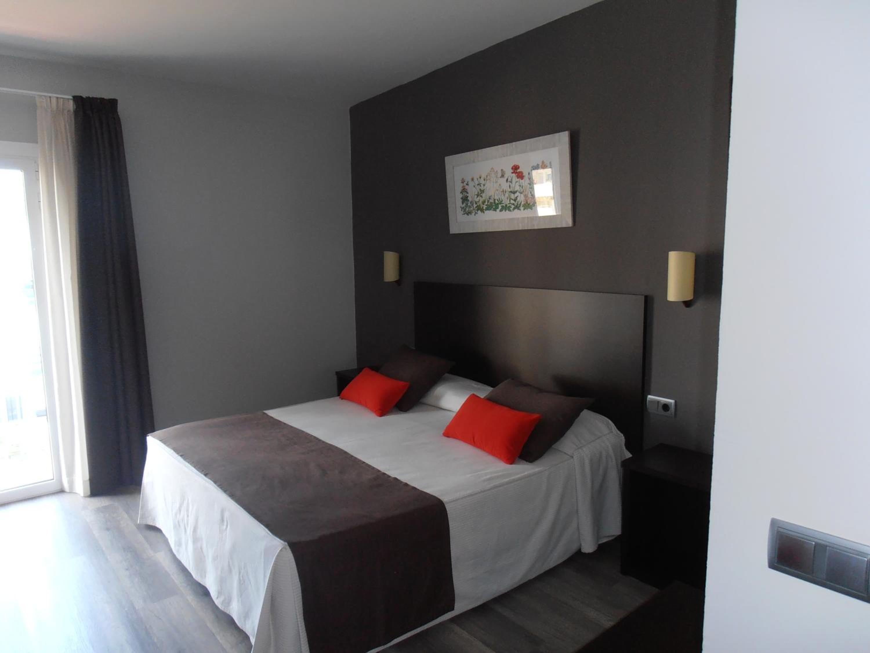 Habitación Familiar con Balcón y Vista al Río