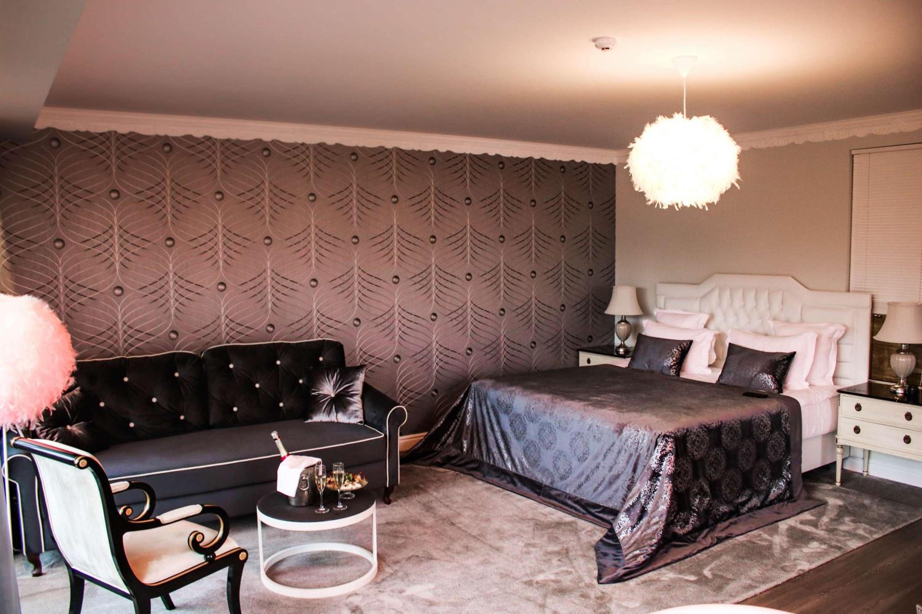 Queen Suite with Spa Bath