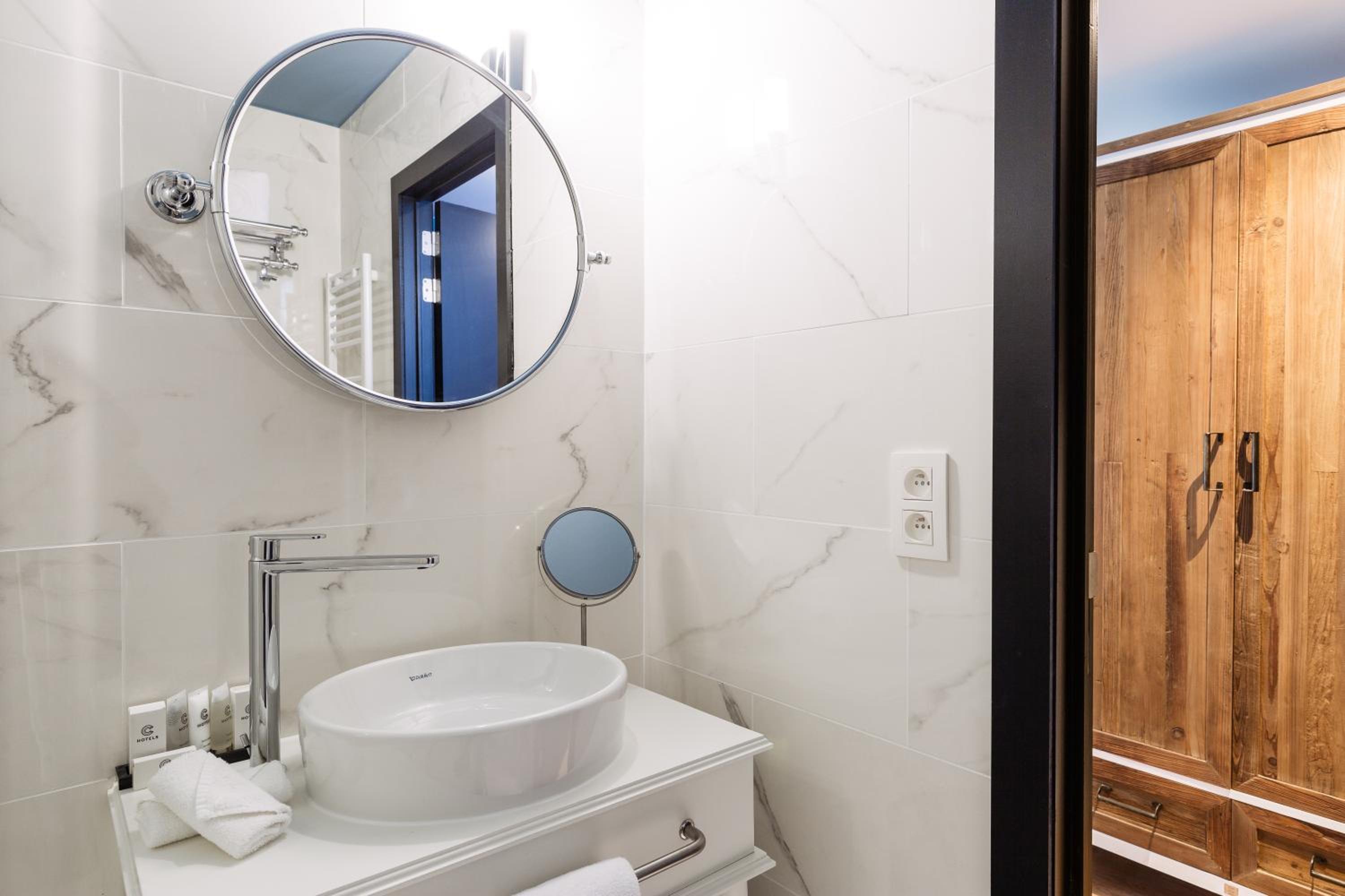 Hamptons twin room streetview - Photo 4