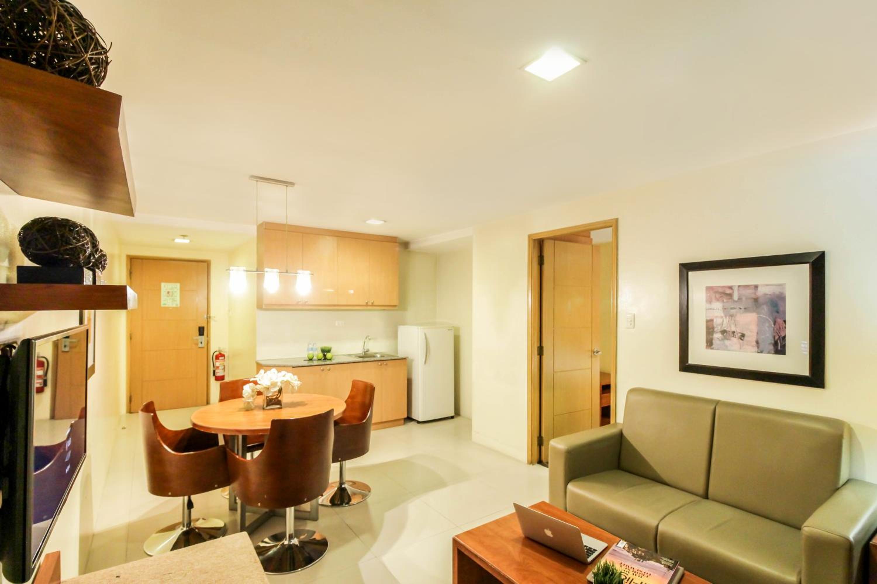 One-Bedroom Suite - Photo 6