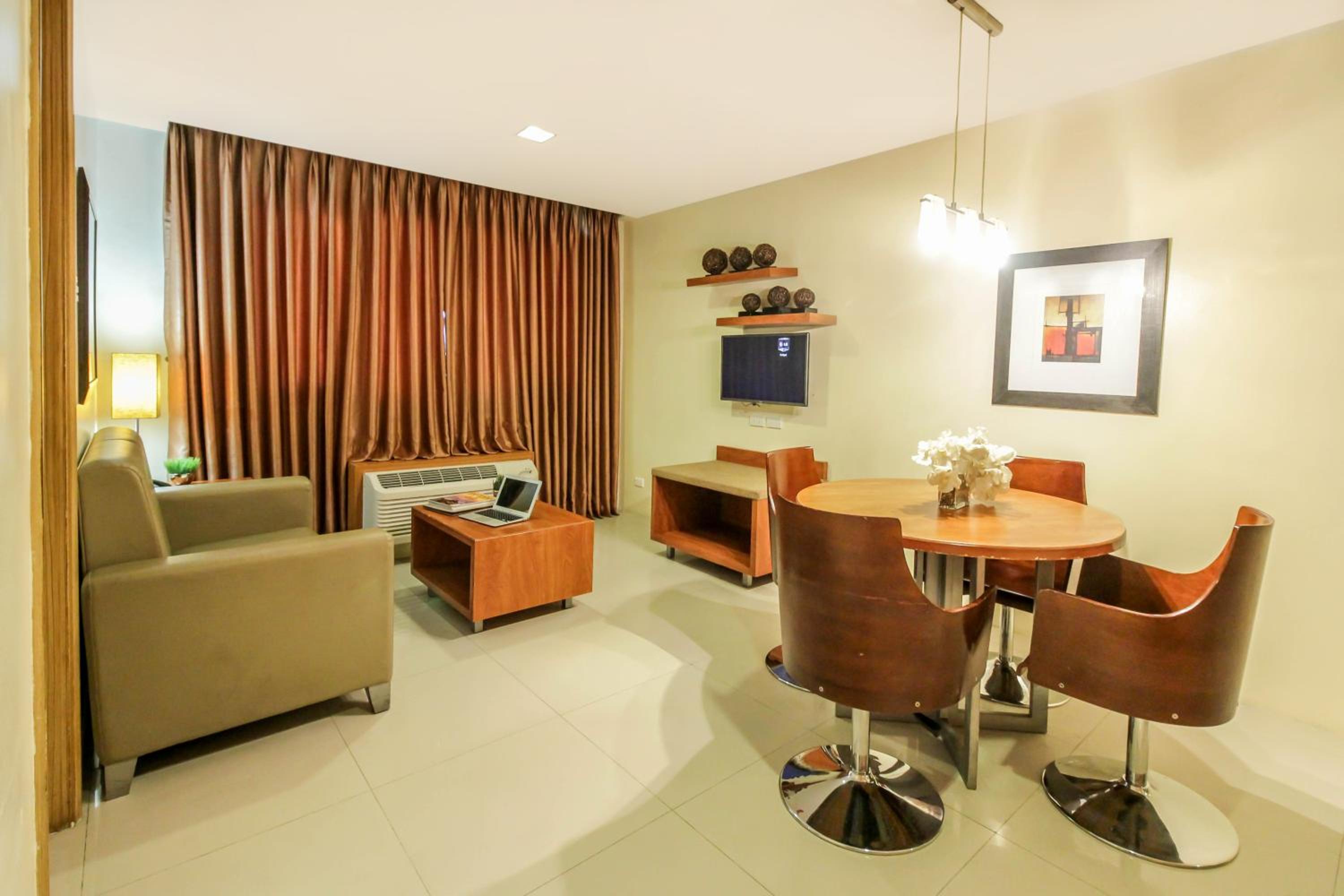 One-Bedroom Suite - Photo 7
