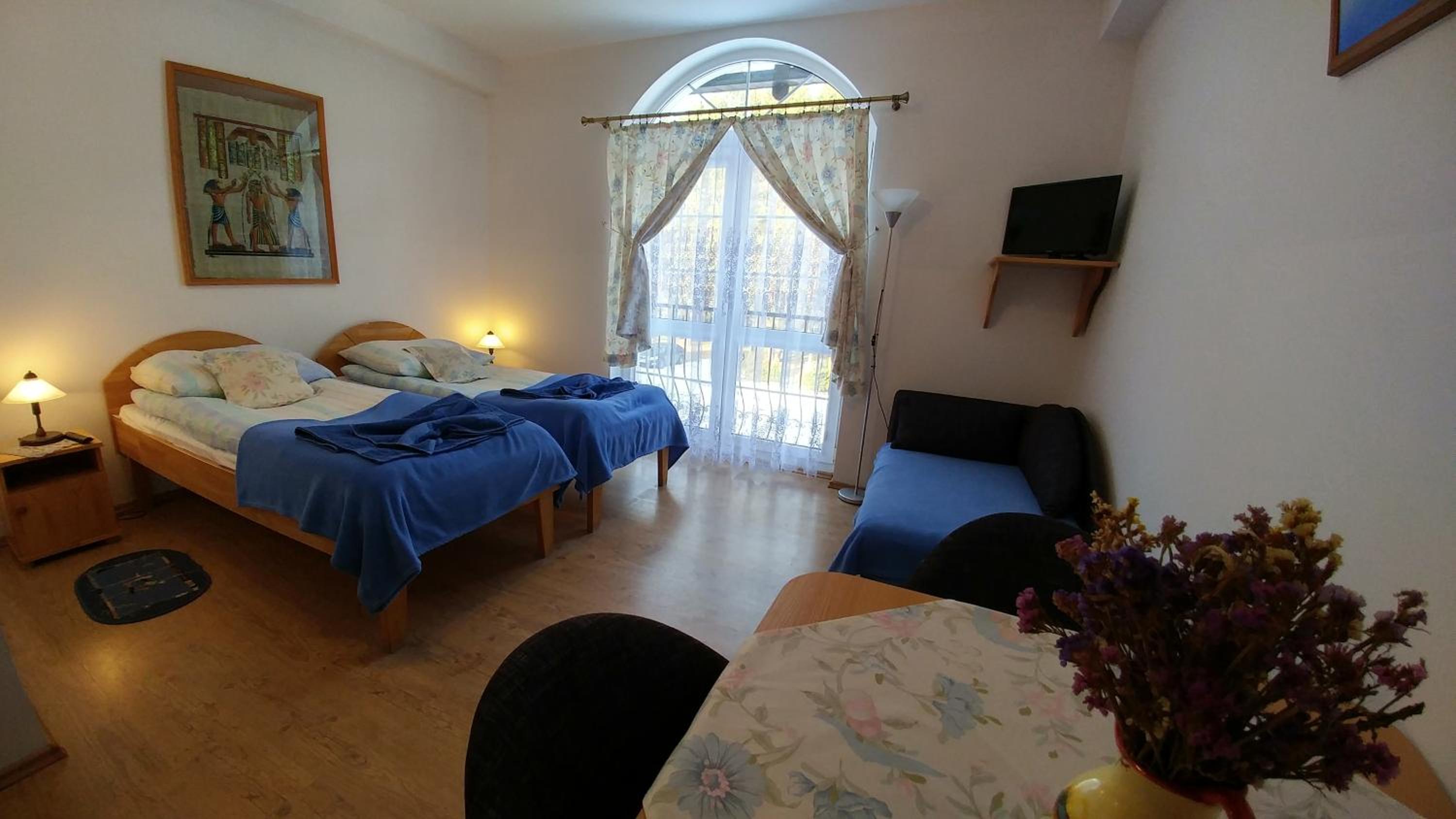 Large Twin Room - Photo 3