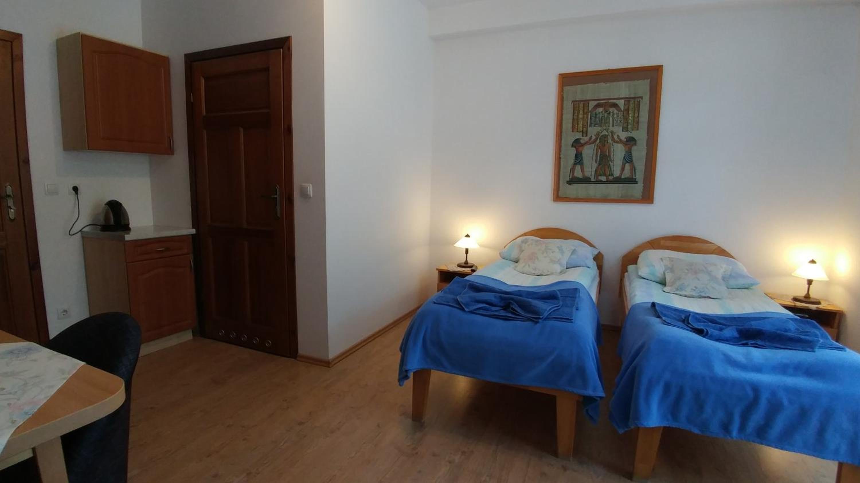 Large Twin Room - Photo 2