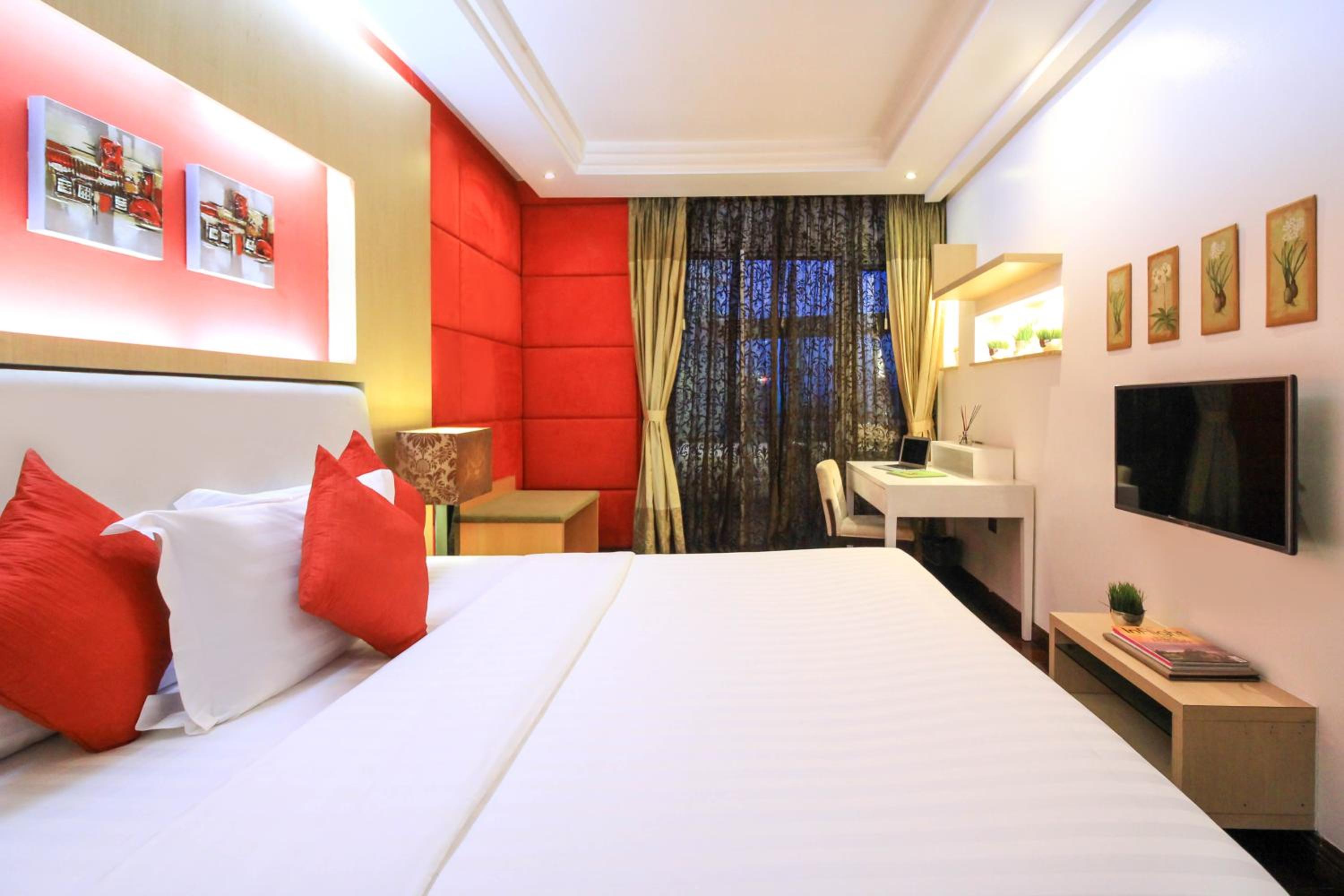 Three-Bedroom Suite - Photo 11