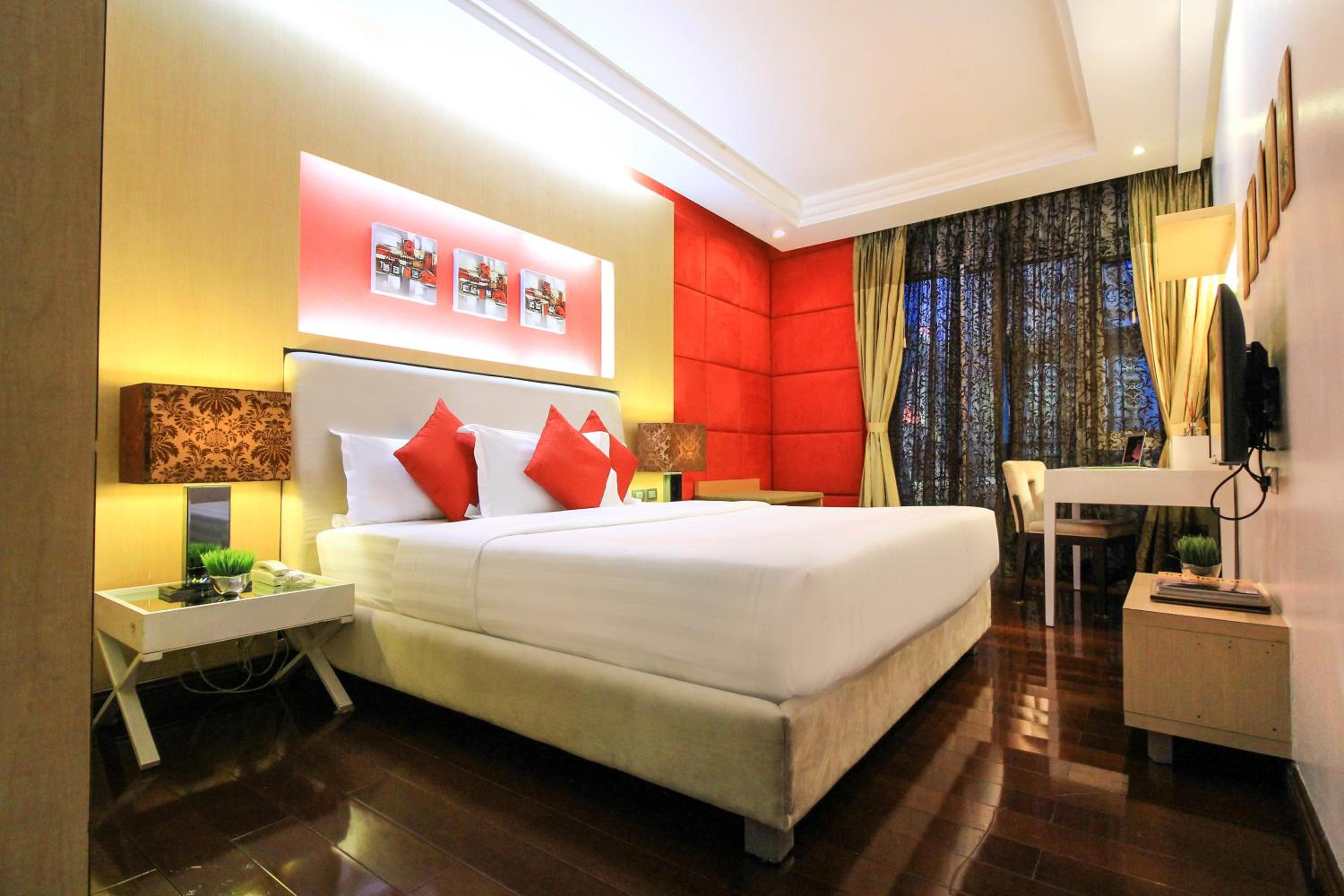 Three-Bedroom Suite - Photo 7