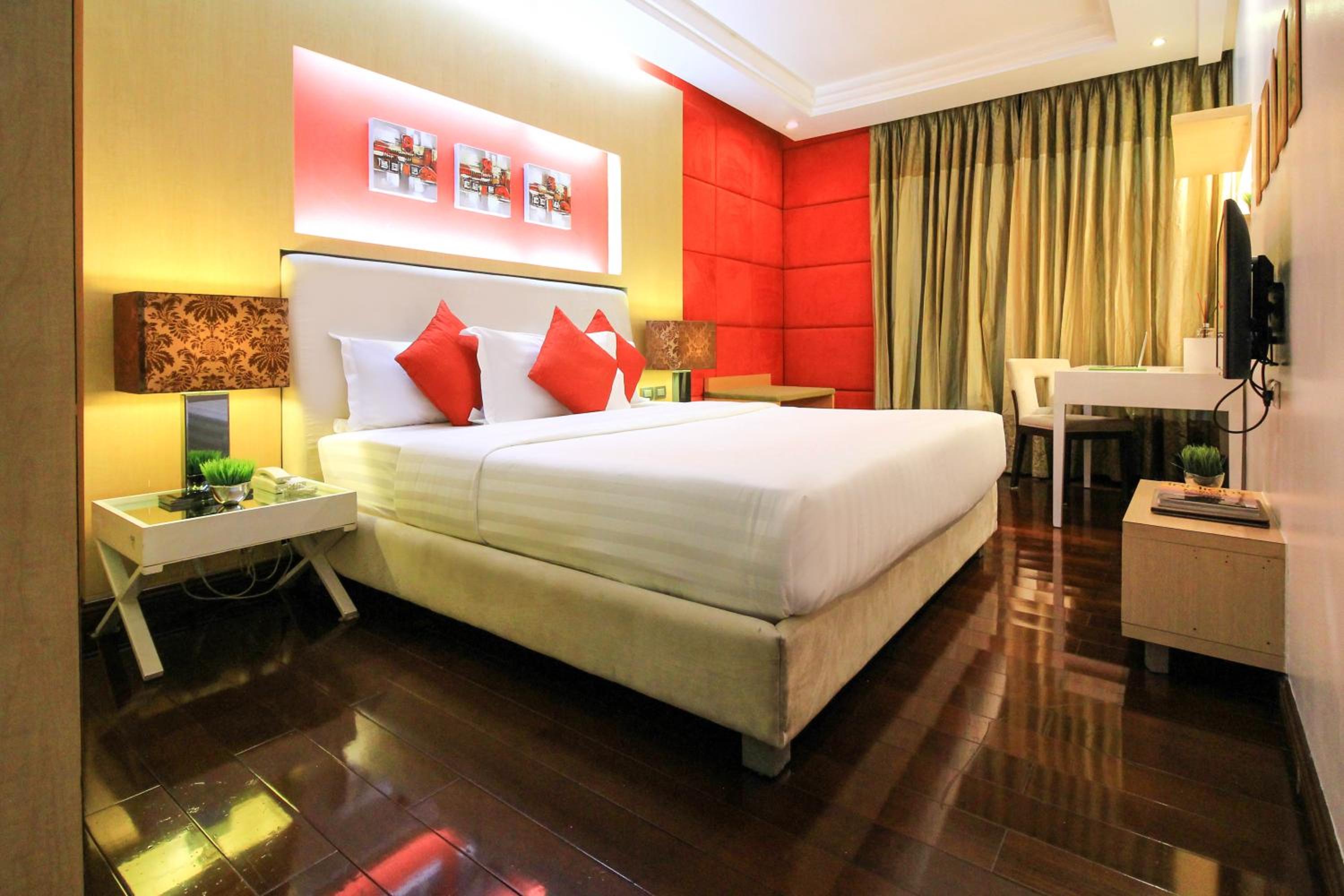 Three-Bedroom Suite - Photo 10