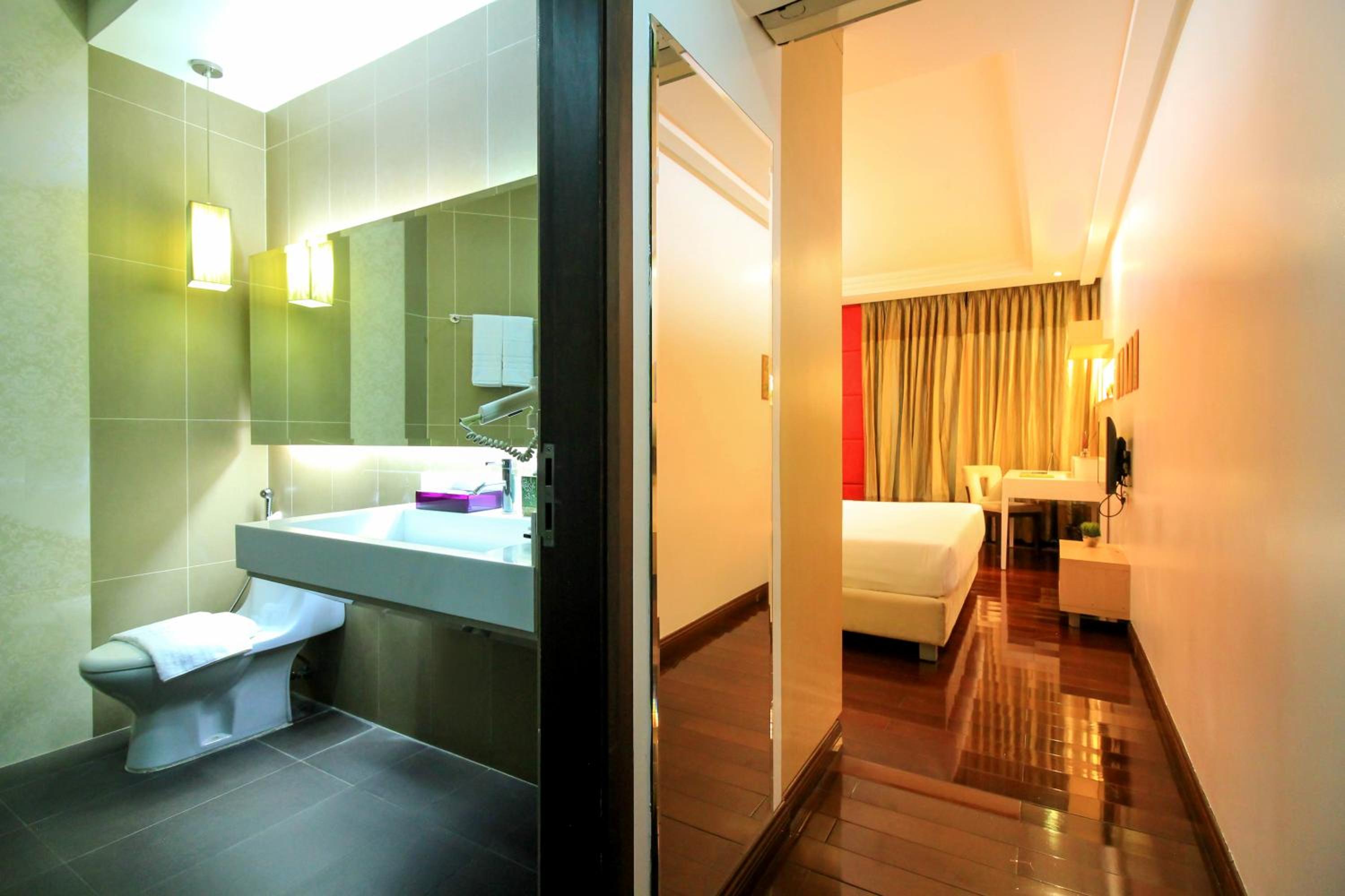 Three-Bedroom Suite - Photo 5