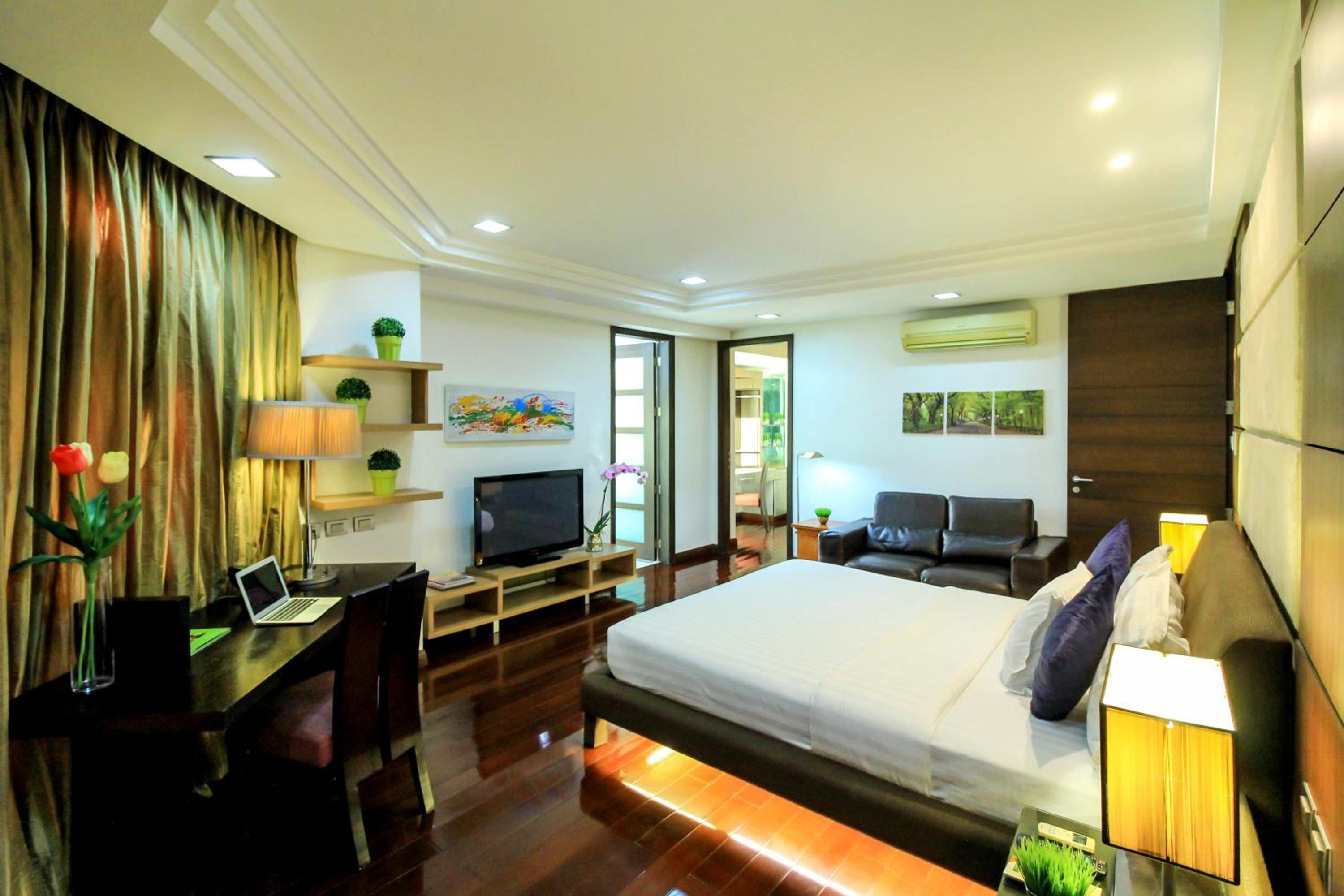 Three-Bedroom Suite - Photo 18
