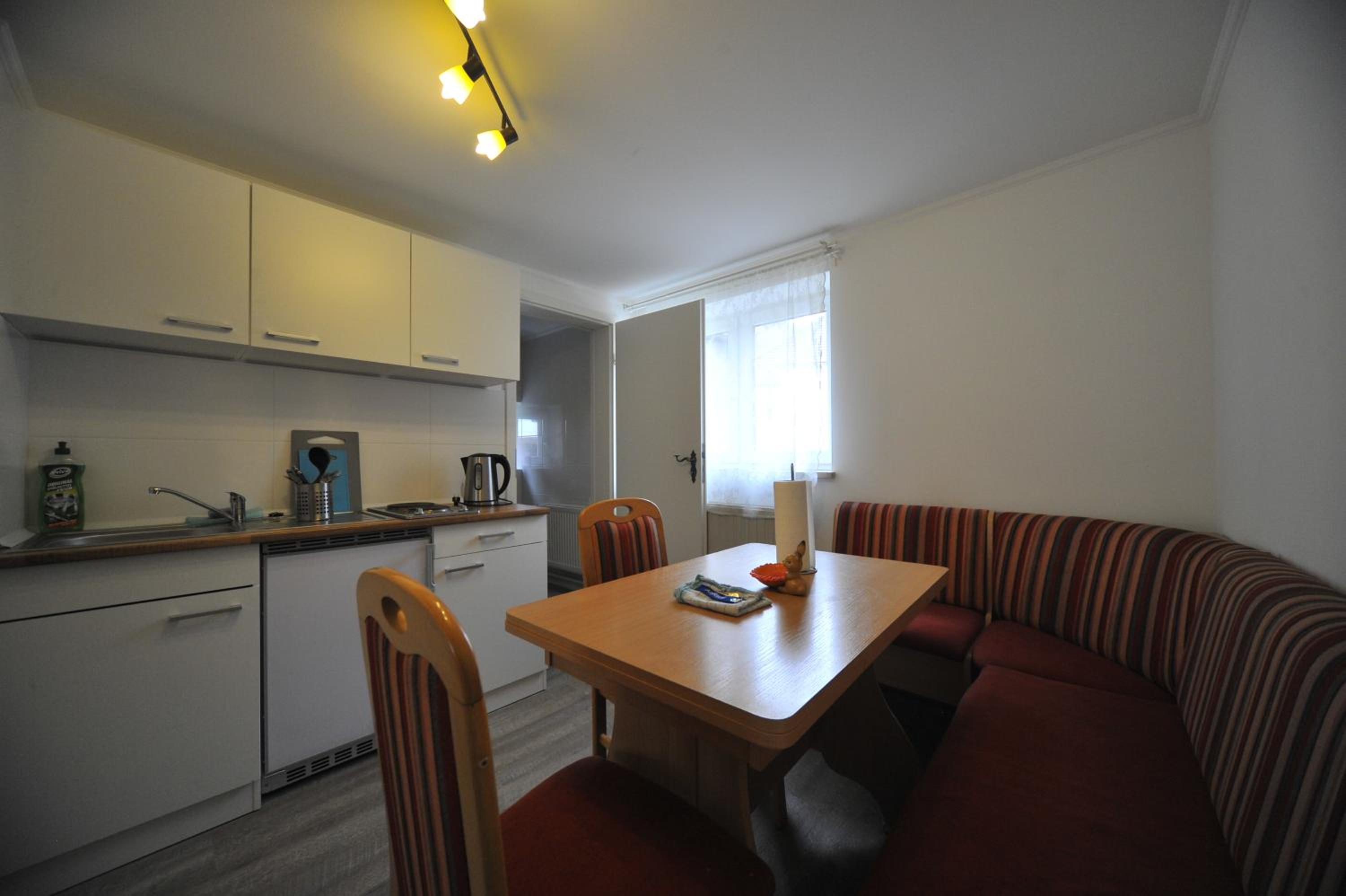 Family Apartment with Private Bathroom and Kitchen - Photo 6