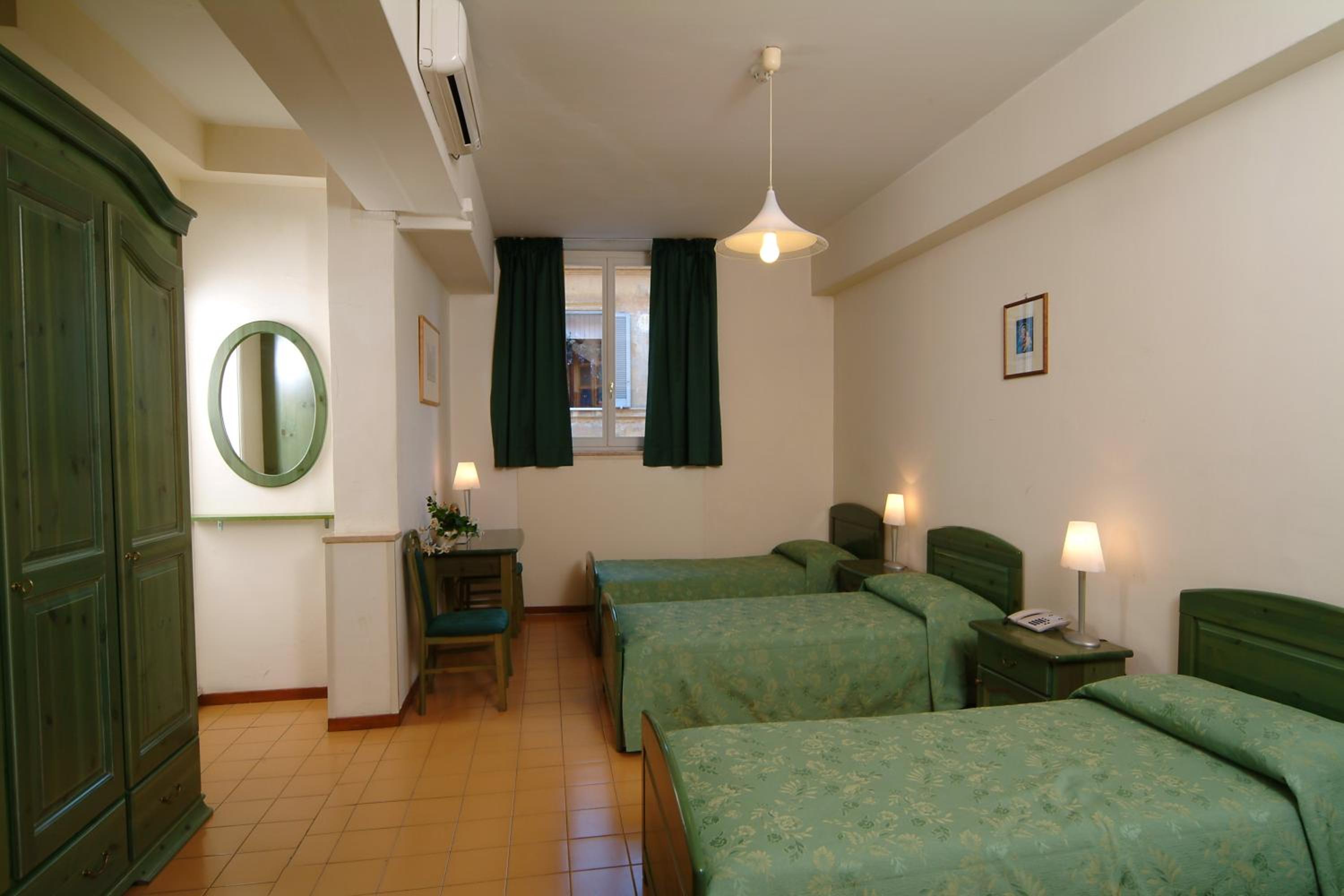 Standard Triple Room photo 3