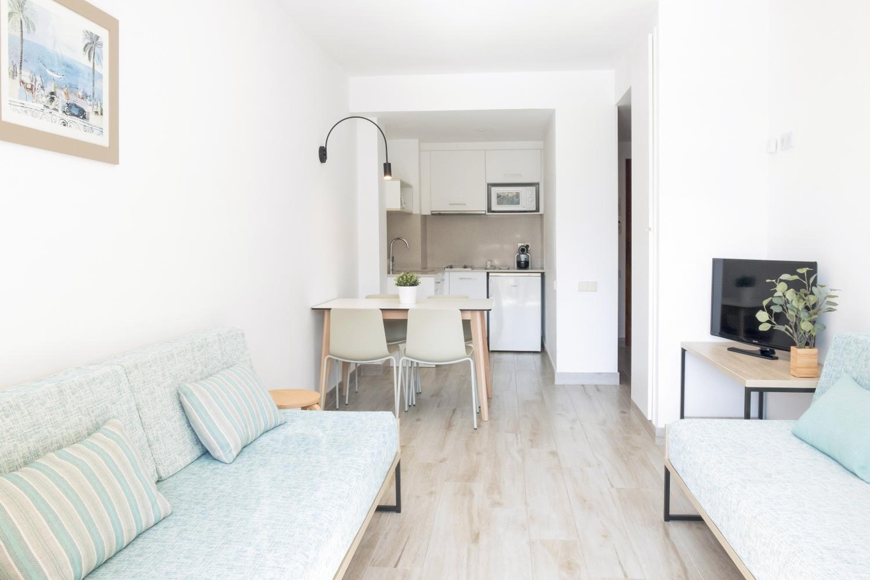 Superior One-Bedroom Apartment (5 Adults)