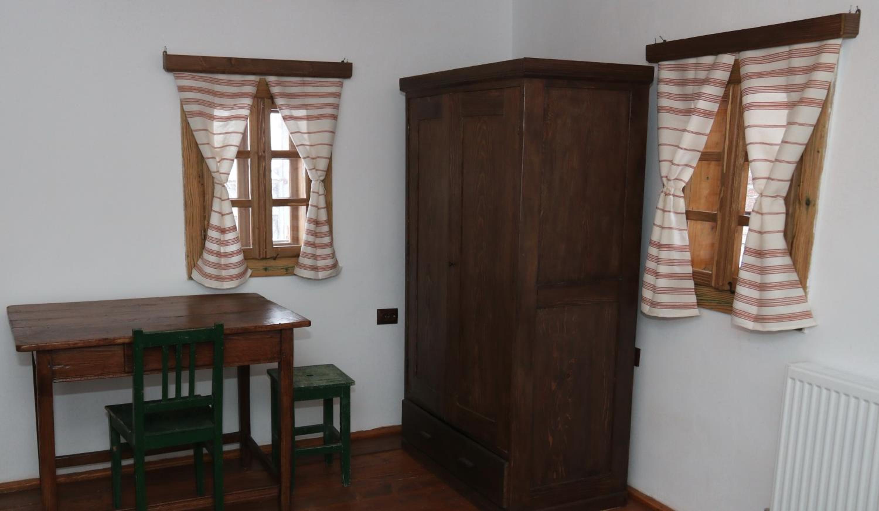 Three-Bedroom House - Photo 18