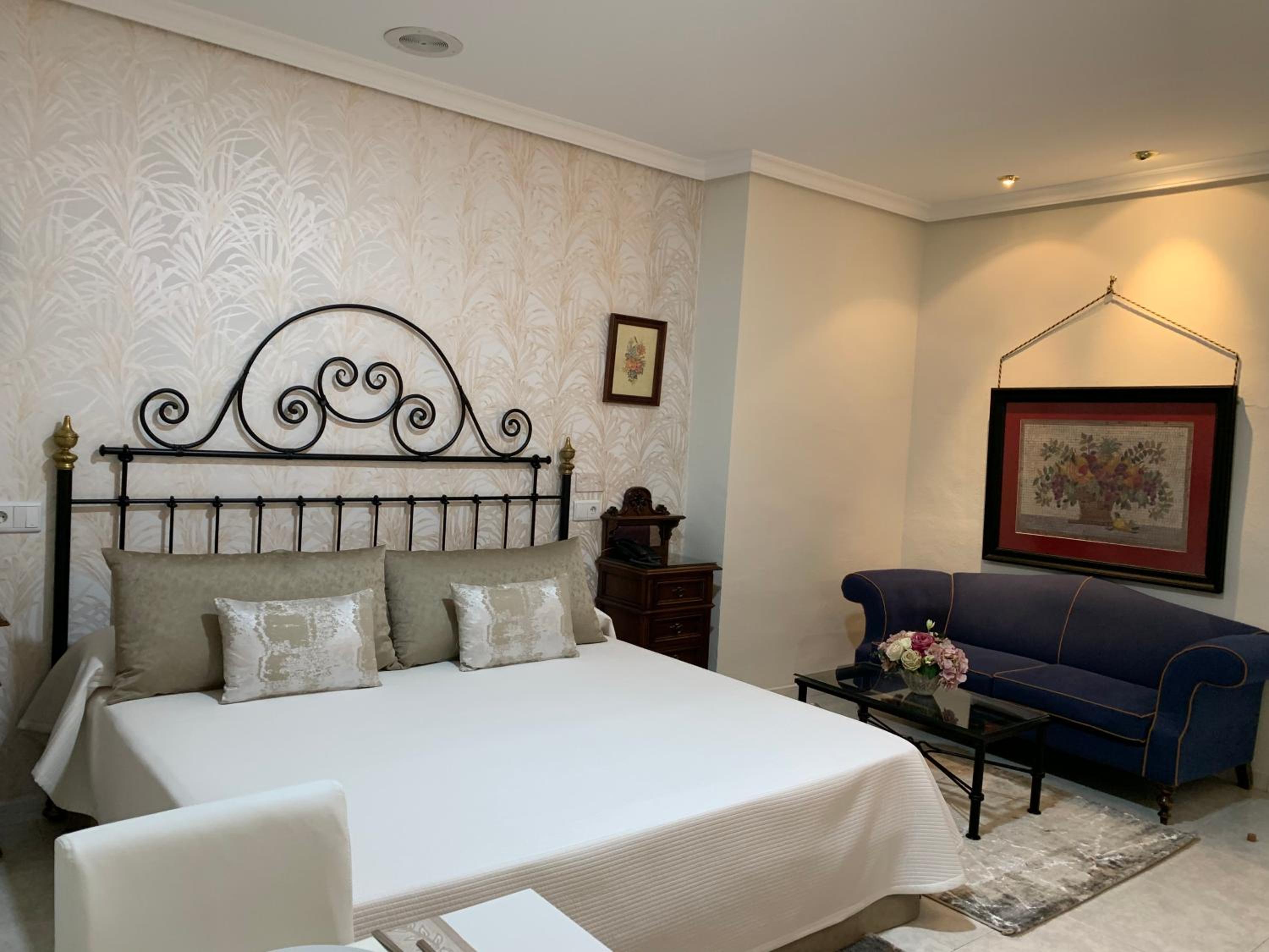 Suite - Photo 1