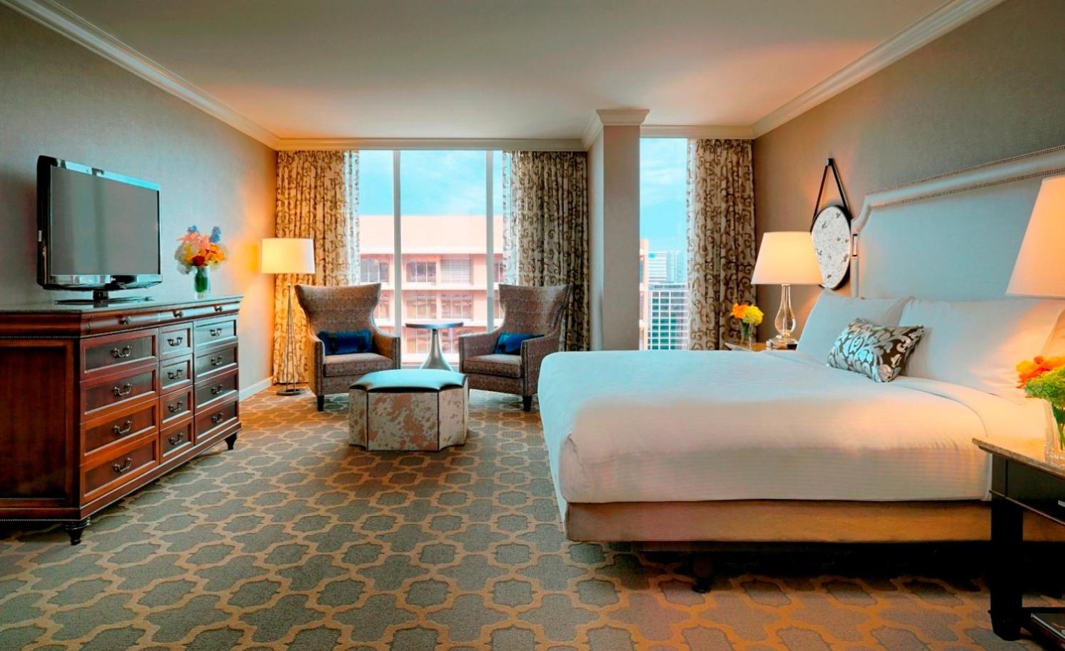 Deluxe King Room with City View photo 2