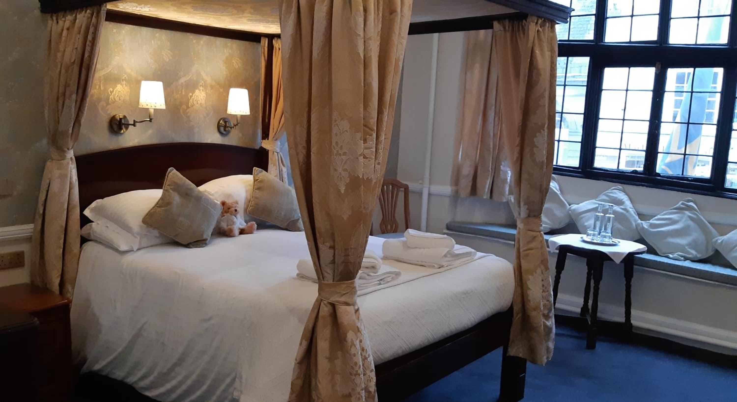 Double Room with Four Poster Bed - No Dogs - Photo 5