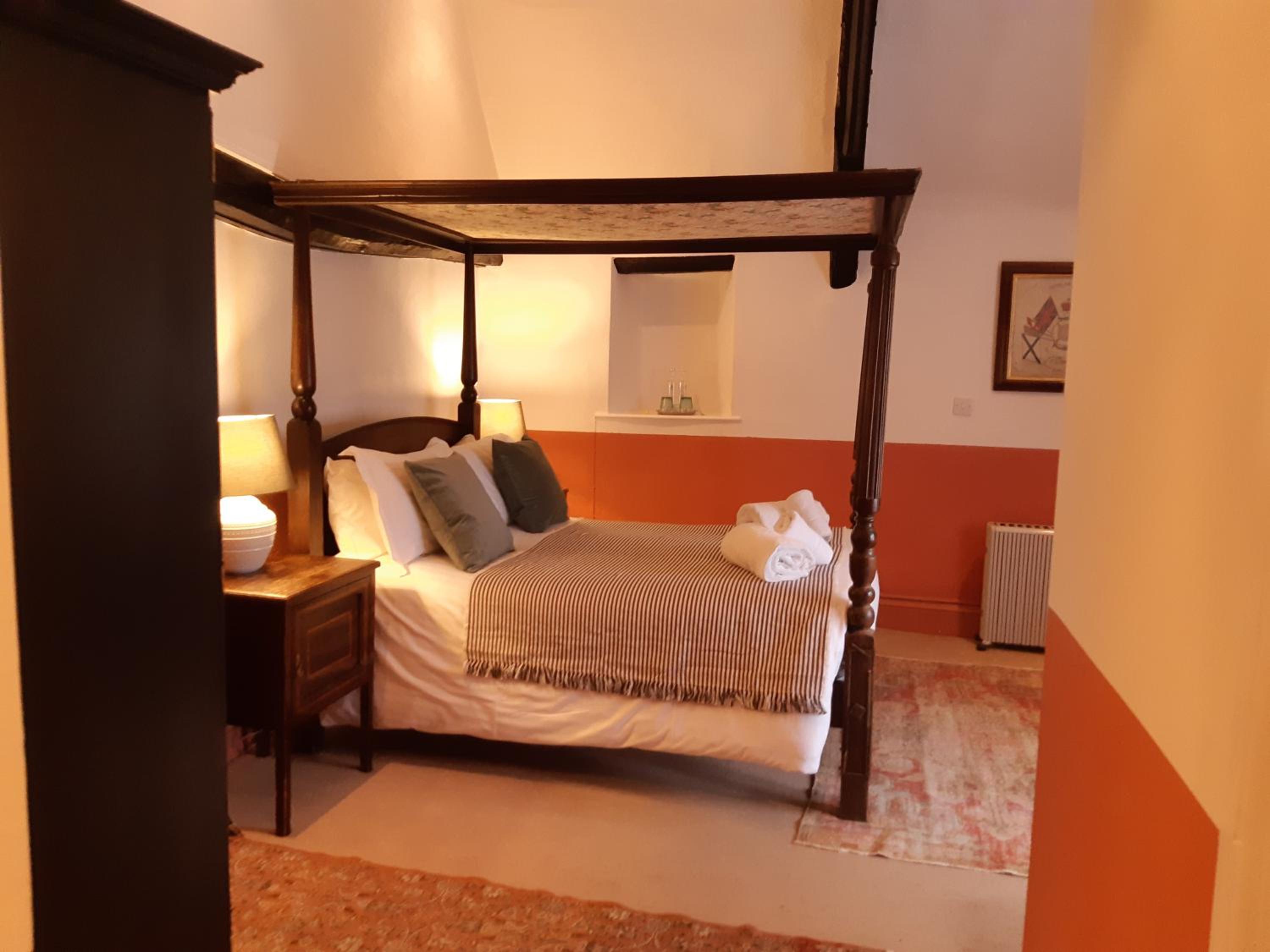 Double Room with Four Poster Bed - No Dogs - Photo 4